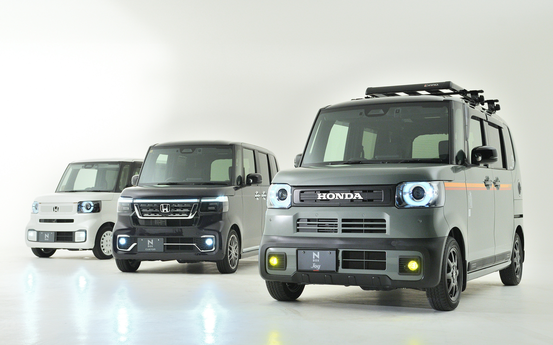 奥からN-BOX、N-BOXカスタム、N-BOX JOY