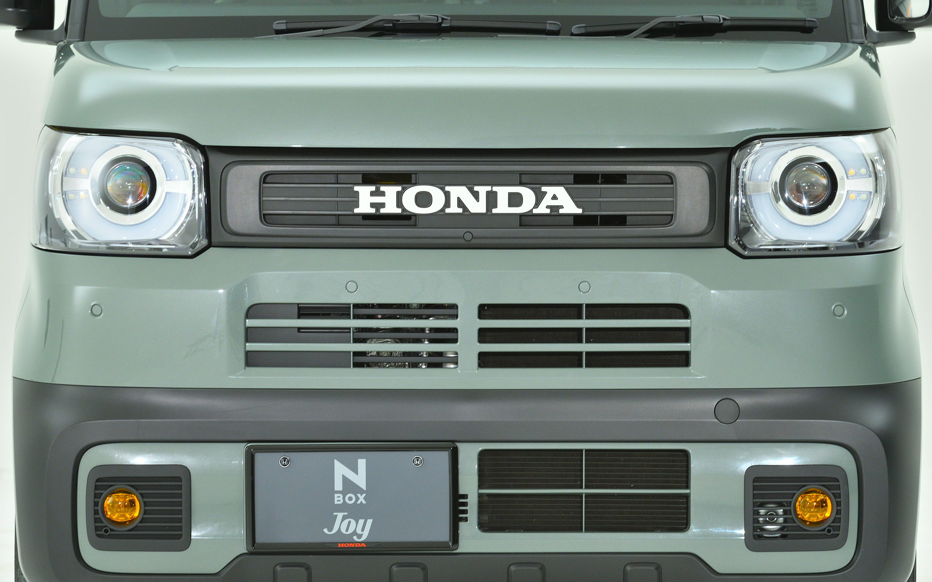 N-BOX JOY用フロントグリルは、LEDフォグライト用取り付けアタッチメント（フォグライトガーニッシュ付き）とのセットで価格は4万4000円