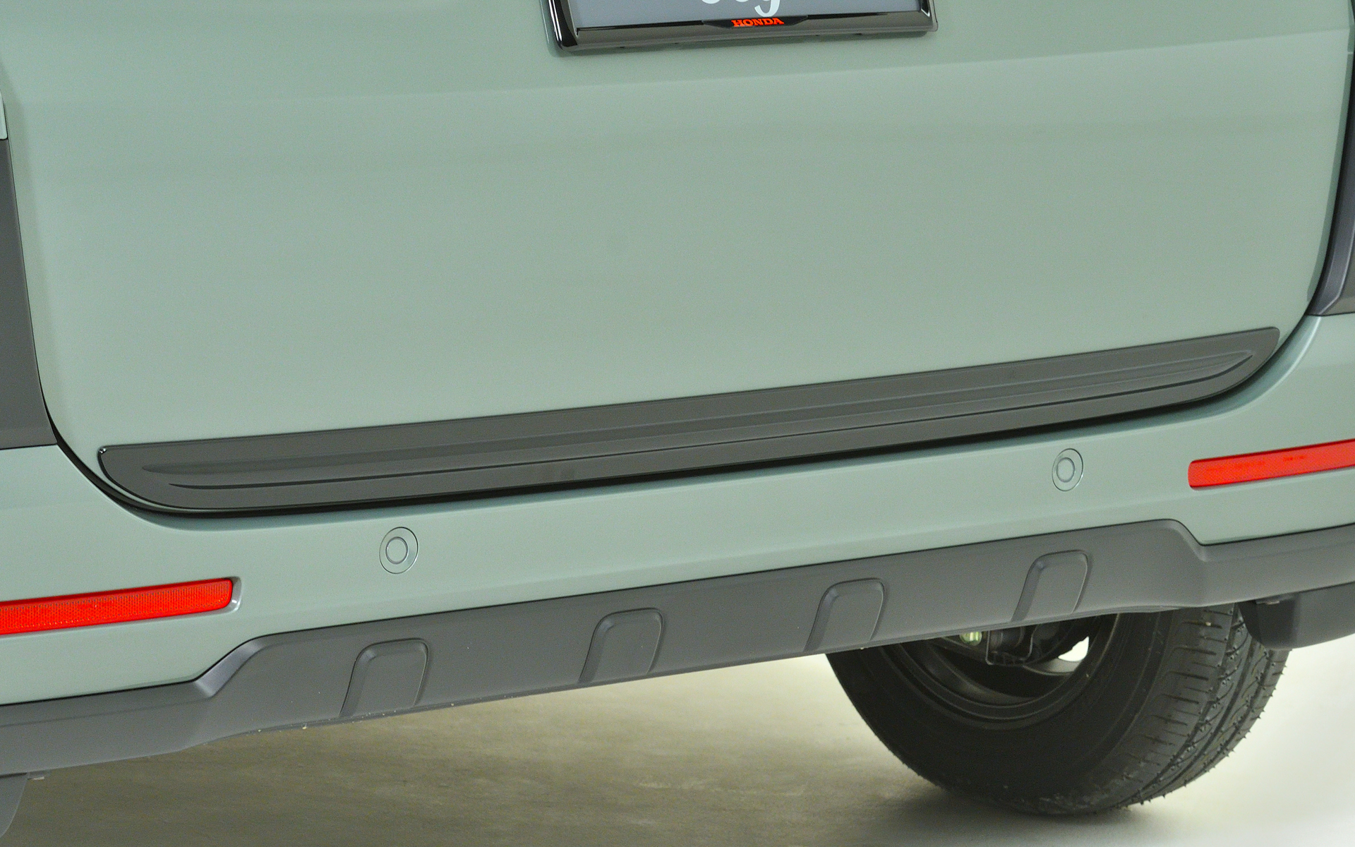 テールゲートガーニッシュ（クリスタルブラック・パール）価格9900円