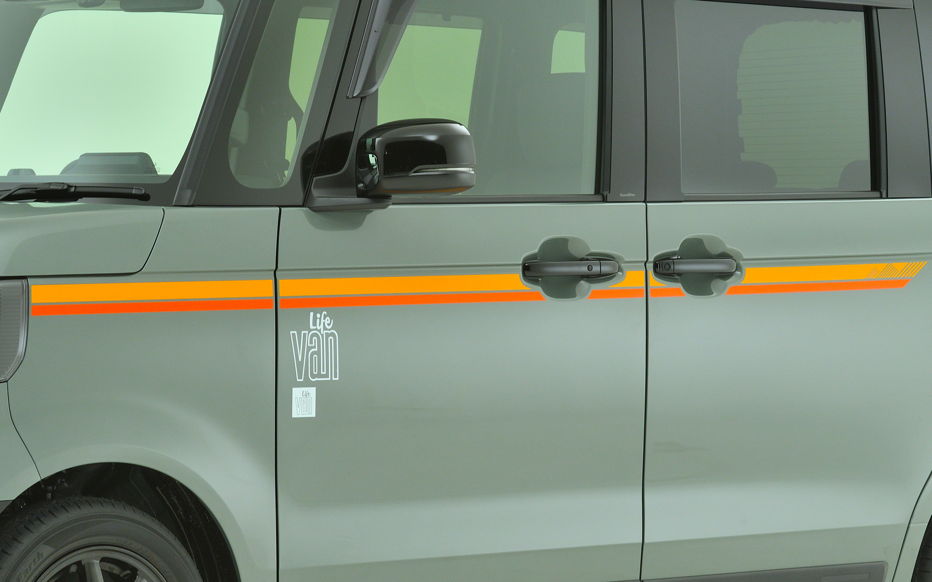 デカール（サイド＆リア）はオレンジストライプ／フロントフェンダー・フロント・リアドア各左右用＋テールゲート用7枚セット。価格2万7500円