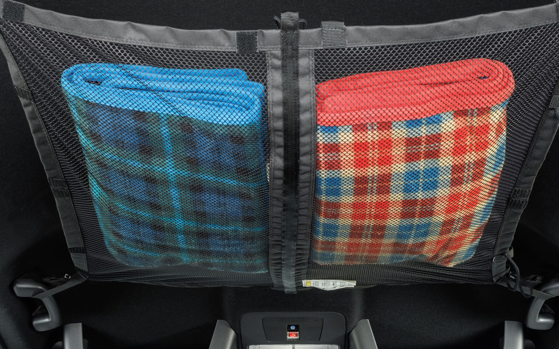 ユーティリティネットのサイズは約82×約73cm（幅×高さ）、画像のルーフネットモード時の許容荷重は3kg