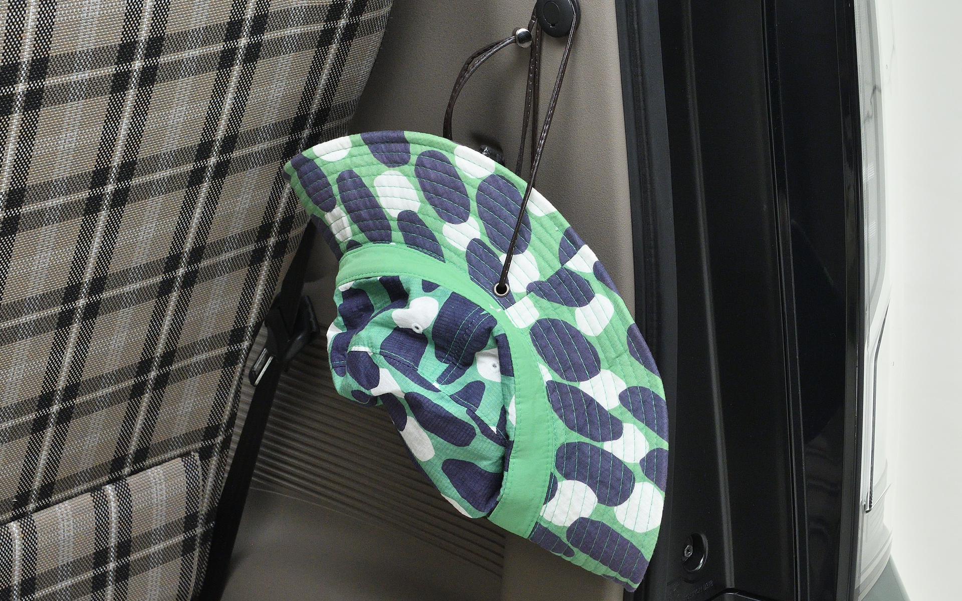 ユーティリティフック。2個セット上部用/価格2200円、2個セット下部用/価格1650円