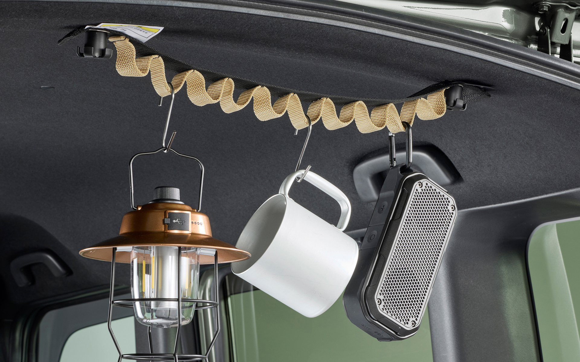 ルーフユーティリティフック。フック2個/ハンギングチェーン付き、取り付け位置はラゲッジルーライニング部許容荷重2kg（フックの許容荷重は各1kg）、価格5500円