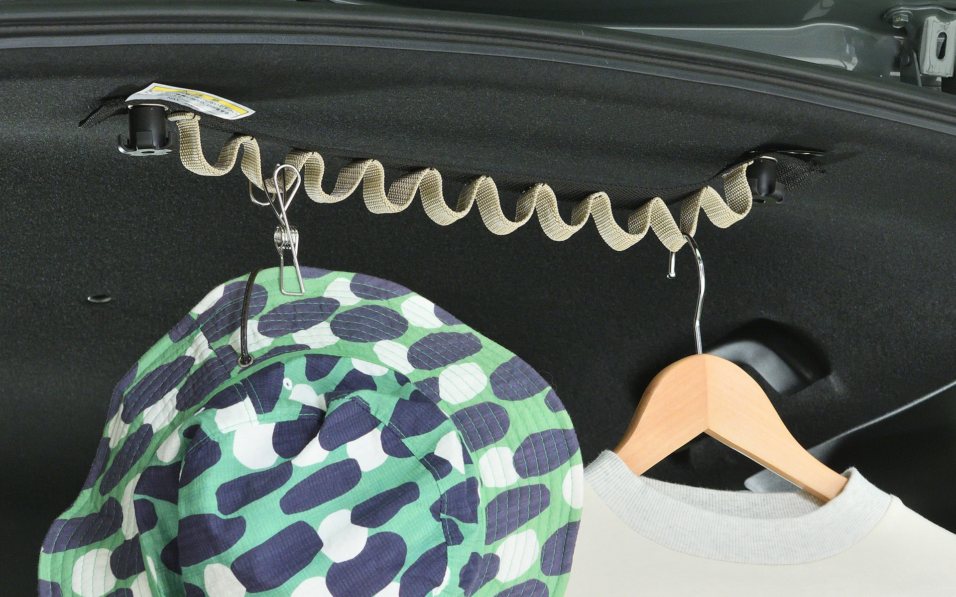 ルーフユーティリティフック。フック2個/ハンギングチェーン付き、取り付け位置はラゲッジルーライニング部許容荷重2kg（フックの許容荷重は各1kg）、価格5500円