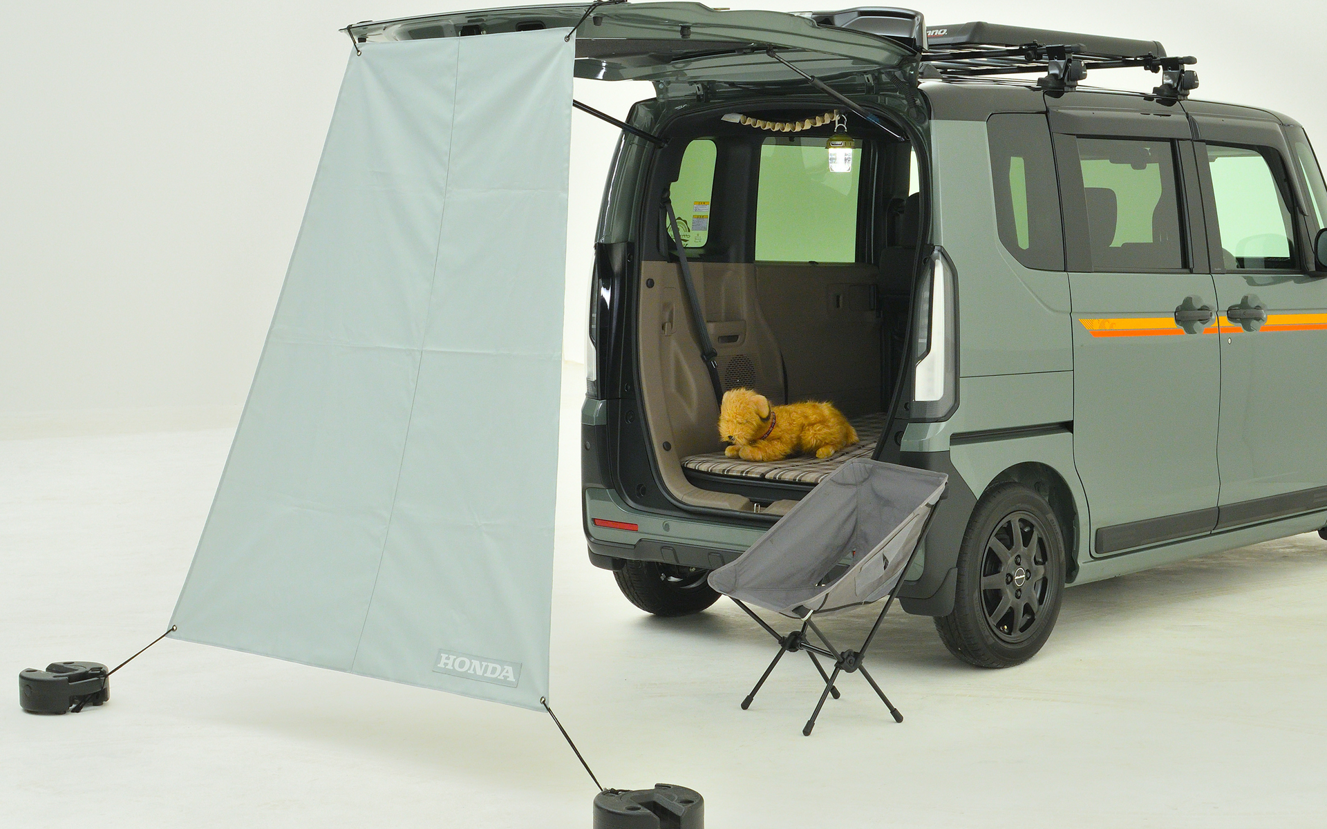 テールゲートタープ（色：アースグリーン/収納袋付き）、本体＋取り付きアタッチメント付属。価格3万5200円