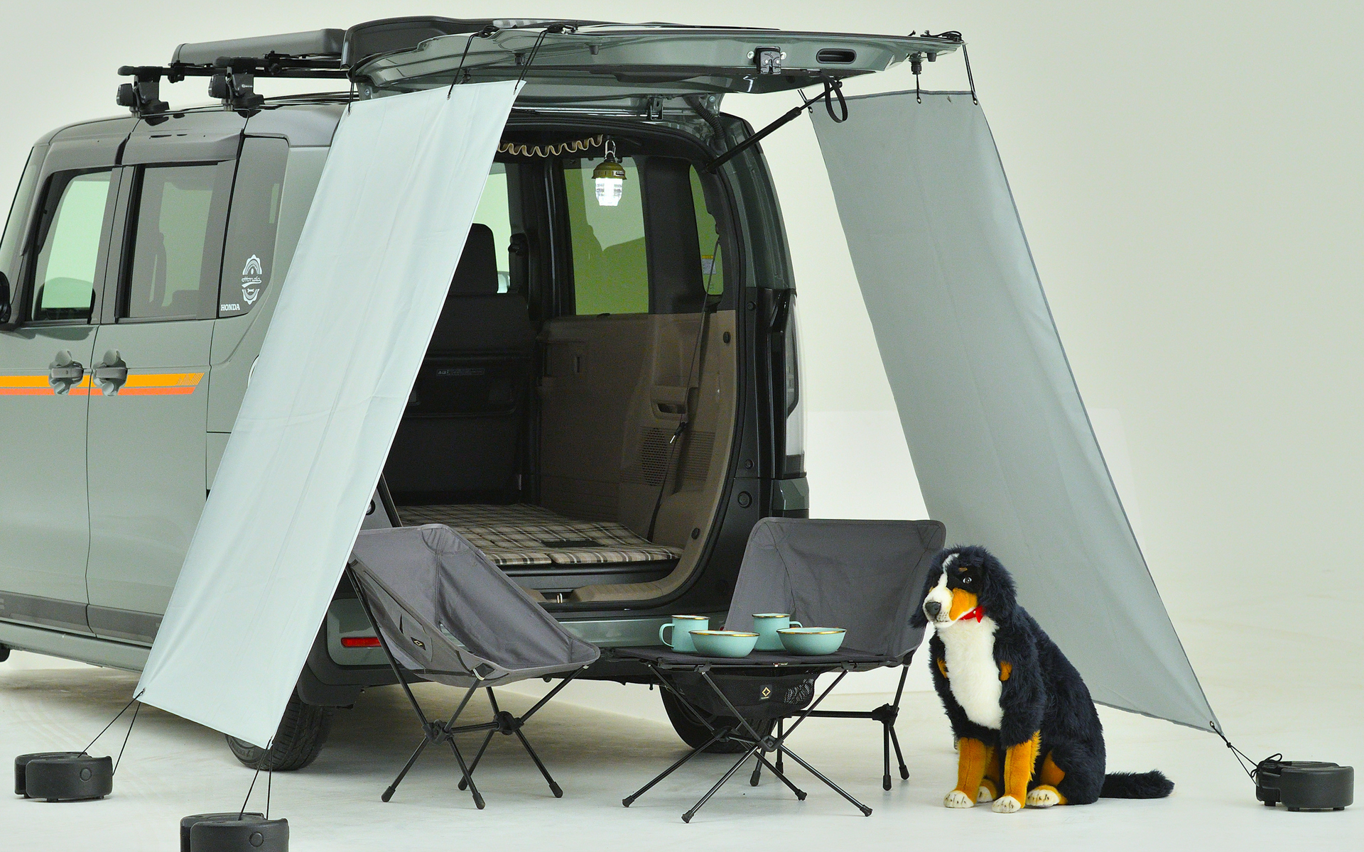 テールゲートタープ（色：アースグリーン/収納袋付き）、本体＋取り付きアタッチメント付属。価格3万5200円