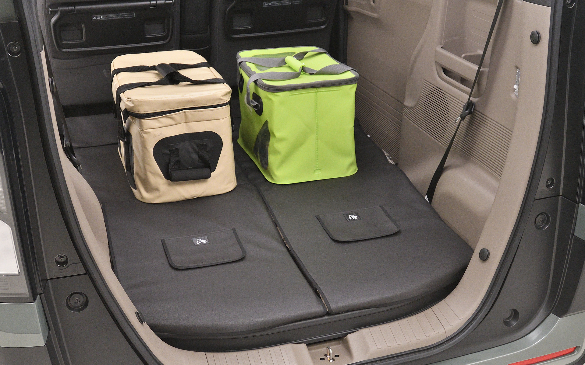 カーゴライナー（防水生地／リアシートバック・ラゲッジルーム部／4枚セット）価格	1万7050円