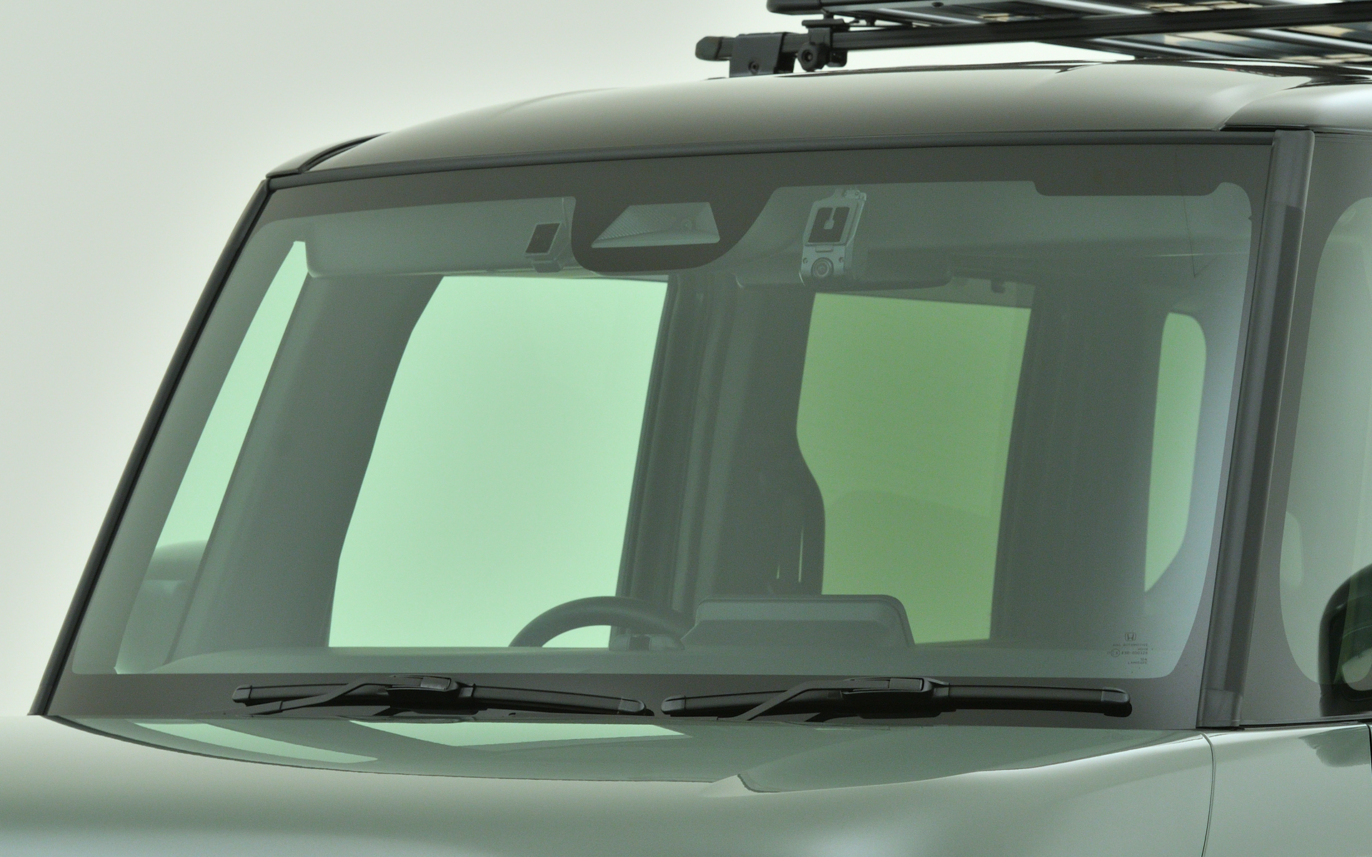 サンシェード内蔵大型ルーフコンソールは、ティッシュ取り出し口付き（2か所）/許容荷重は左右大型ポケット各500g、価格3万4650円