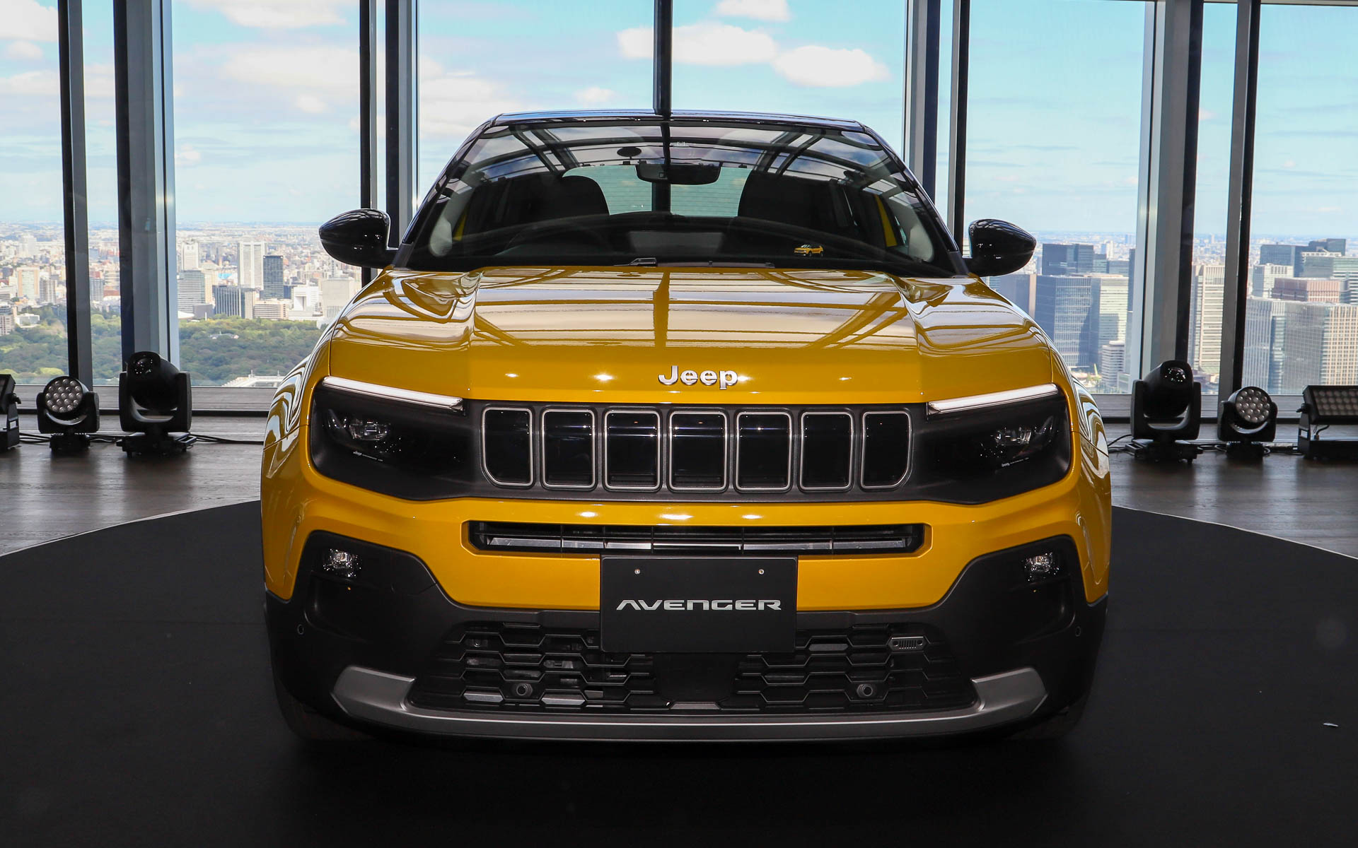 新型アベンジャーは、ジープの特徴的なセブンスロットルグリルやアイコニックなラインを取り入れつつ、「グランドチェロキー」の流れをくむ流線型のデザインを採用。ローンチエディションの装着タイヤはグッドイヤー「エフィシエントグリップ」で、サイズは245/55R18。「アルティテュード」ではオプションとなる18インチアルミホイールが標準装備される。充電口は助手席側リアフェンダーに設定。普通充電と急速充電に対応する