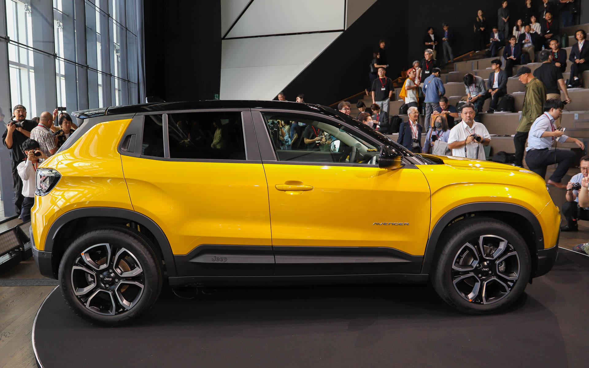 新型アベンジャーは、ジープの特徴的なセブンスロットルグリルやアイコニックなラインを取り入れつつ、「グランドチェロキー」の流れをくむ流線型のデザインを採用。ローンチエディションの装着タイヤはグッドイヤー「エフィシエントグリップ」で、サイズは245/55R18。「アルティテュード」ではオプションとなる18インチアルミホイールが標準装備される。充電口は助手席側リアフェンダーに設定。普通充電と急速充電に対応する