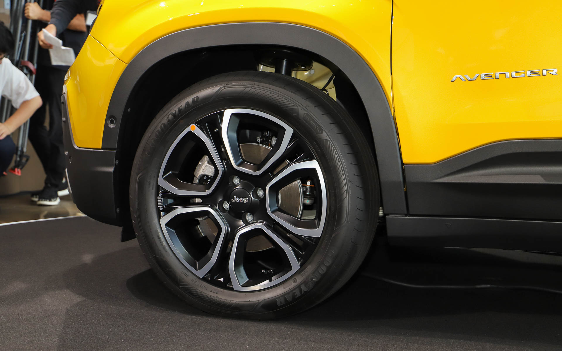 新型アベンジャーは、ジープの特徴的なセブンスロットルグリルやアイコニックなラインを取り入れつつ、「グランドチェロキー」の流れをくむ流線型のデザインを採用。ローンチエディションの装着タイヤはグッドイヤー「エフィシエントグリップ」で、サイズは245/55R18。「アルティテュード」ではオプションとなる18インチアルミホイールが標準装備される。充電口は助手席側リアフェンダーに設定。普通充電と急速充電に対応する