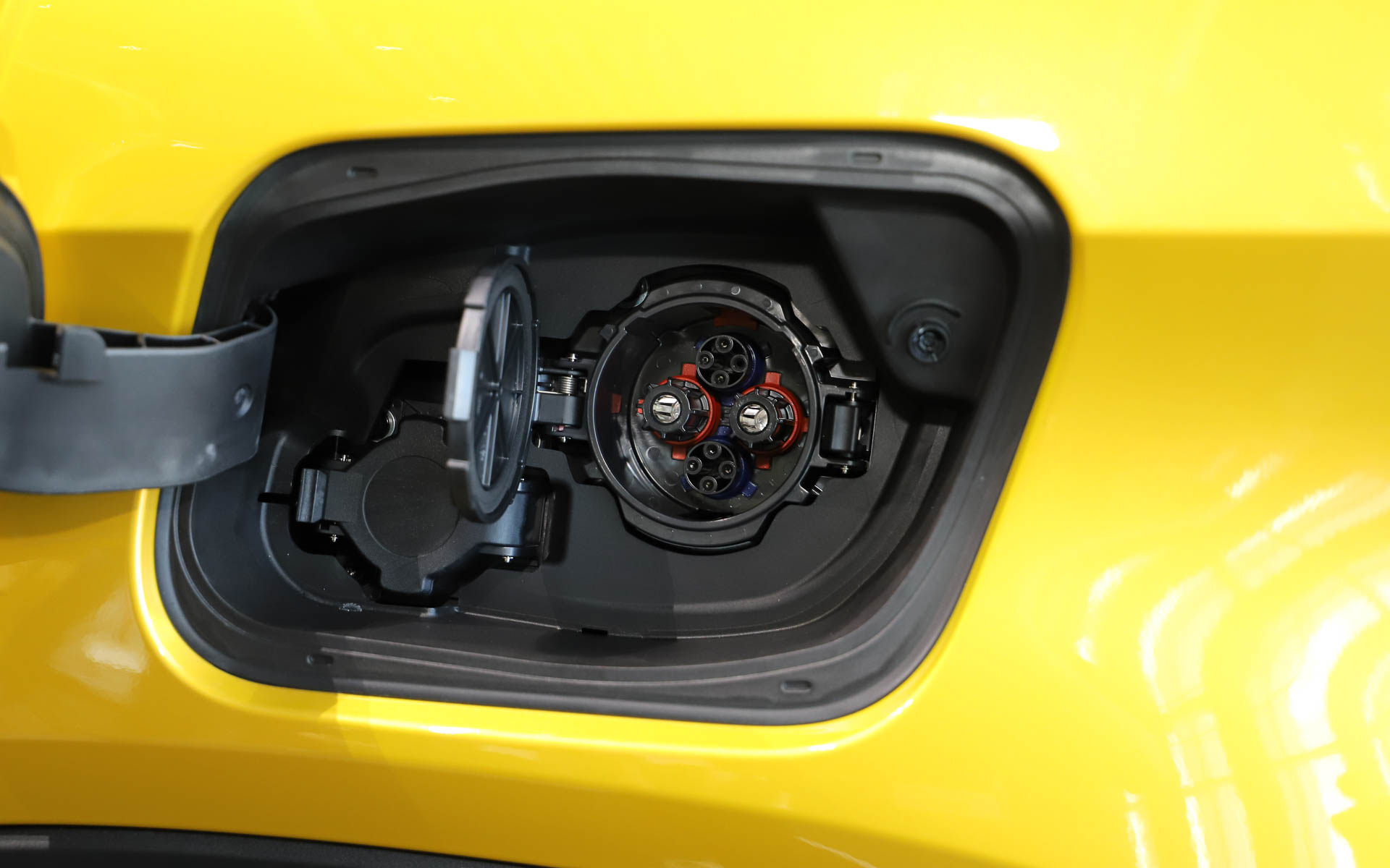 新型アベンジャーは、ジープの特徴的なセブンスロットルグリルやアイコニックなラインを取り入れつつ、「グランドチェロキー」の流れをくむ流線型のデザインを採用。ローンチエディションの装着タイヤはグッドイヤー「エフィシエントグリップ」で、サイズは245/55R18。「アルティテュード」ではオプションとなる18インチアルミホイールが標準装備される。充電口は助手席側リアフェンダーに設定。普通充電と急速充電に対応する