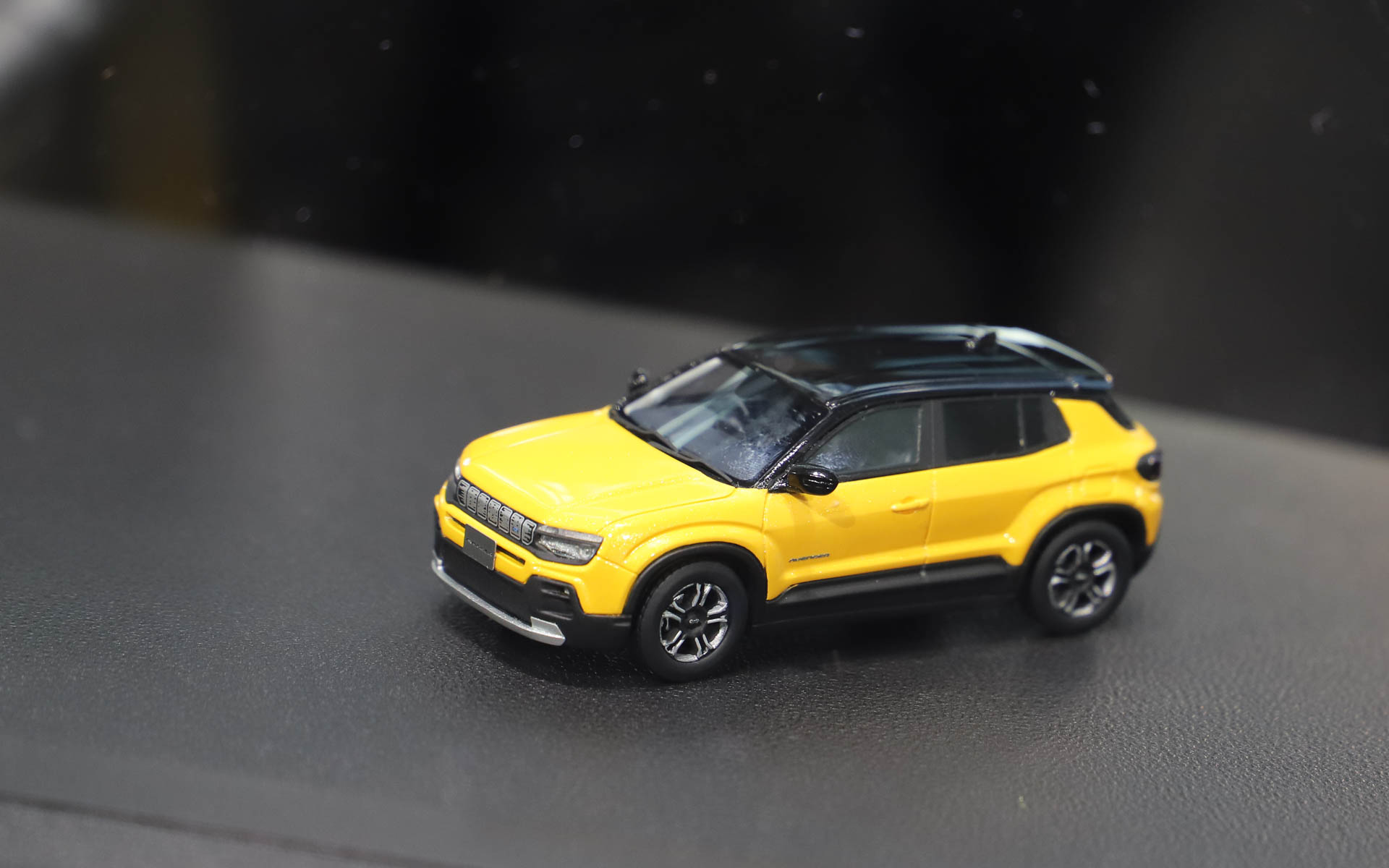 1/43サイズのダイキャストミニカーはローンチエディション専用