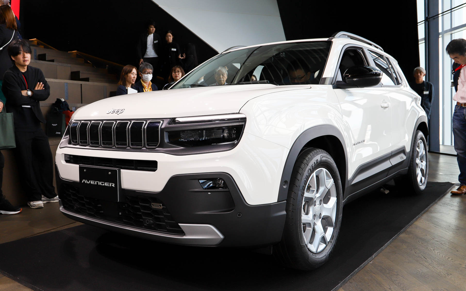 新型アベンジャー アルティテュード。ダッシュボードはシルバーになる