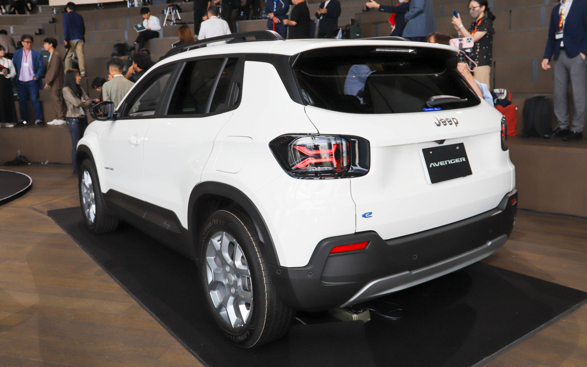 新型アベンジャー アルティテュード。ダッシュボードはシルバーになる