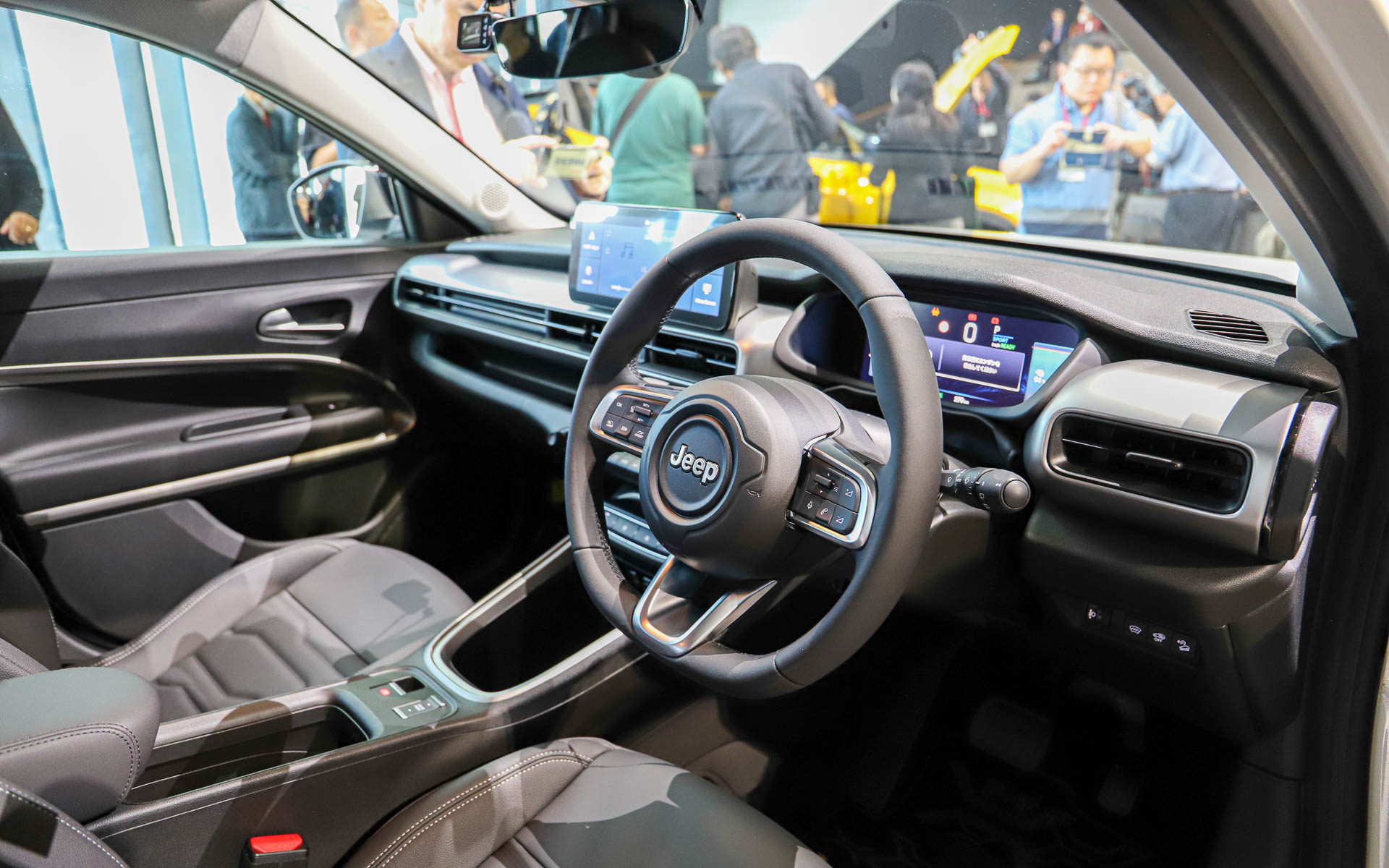 新型アベンジャー アルティテュード。ダッシュボードはシルバーになる