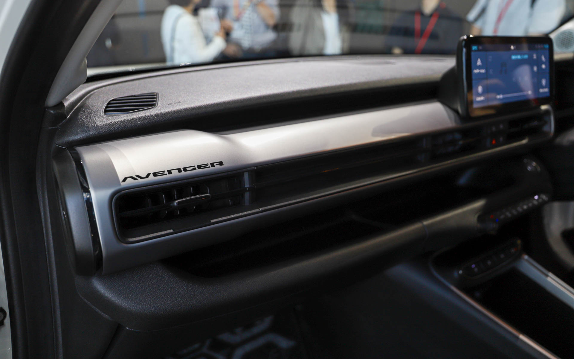 新型アベンジャー アルティテュード。ダッシュボードはシルバーになる