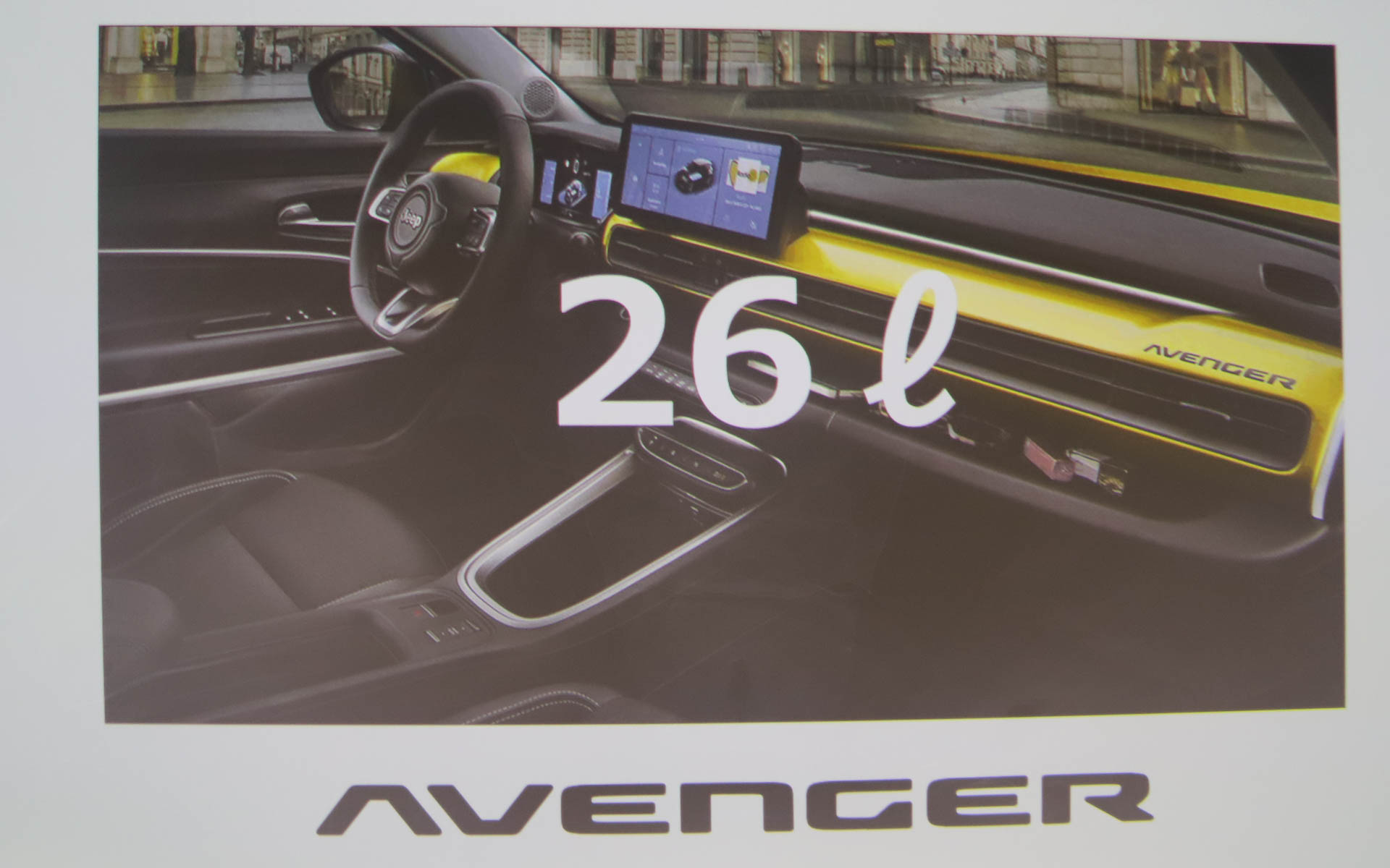 コンパクトサイズでありながら、サコッシュバッグやミニバッグも入れられる収納を確保。車内の収納エリアを合計すると26Lの容量となり、ピンポン玉が約580個入るという