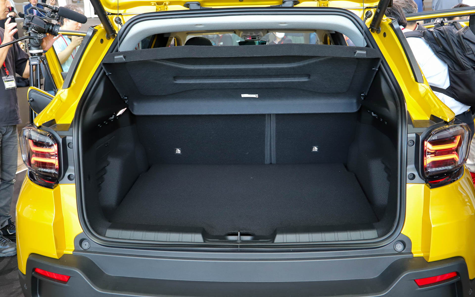 ラゲッジ。容量は355Lを確保