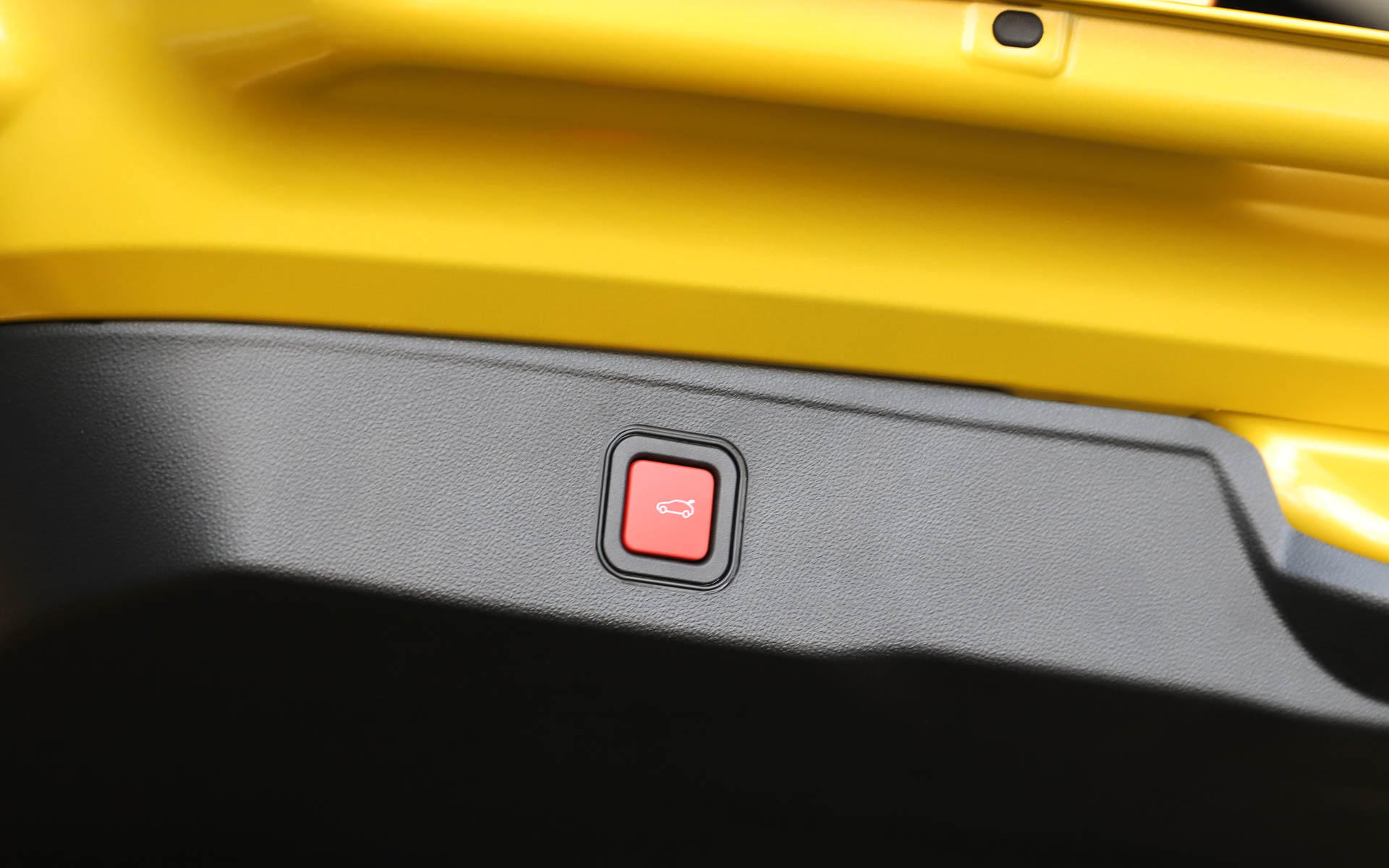 パワーリアゲートは足先をリアバンパー下に差し込むことで開けられるハンズフリーにも対応