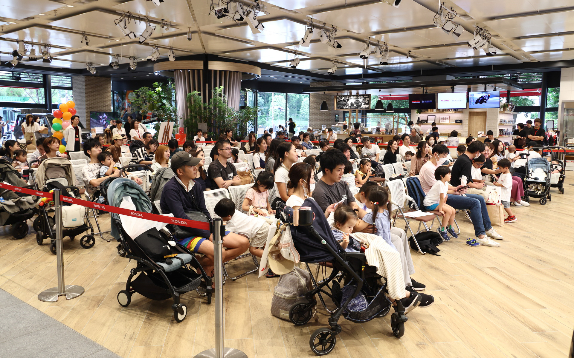 Hondaウエルカムプラザ青山に集まった親子