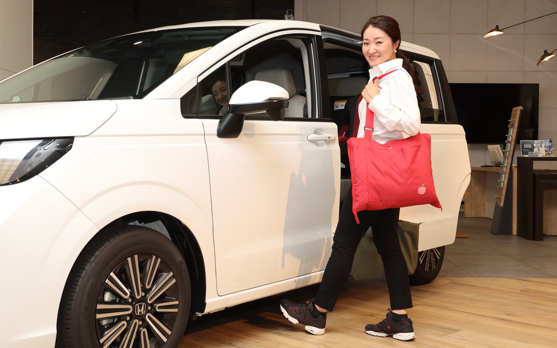 「ハンズフリースライドドア」の実演