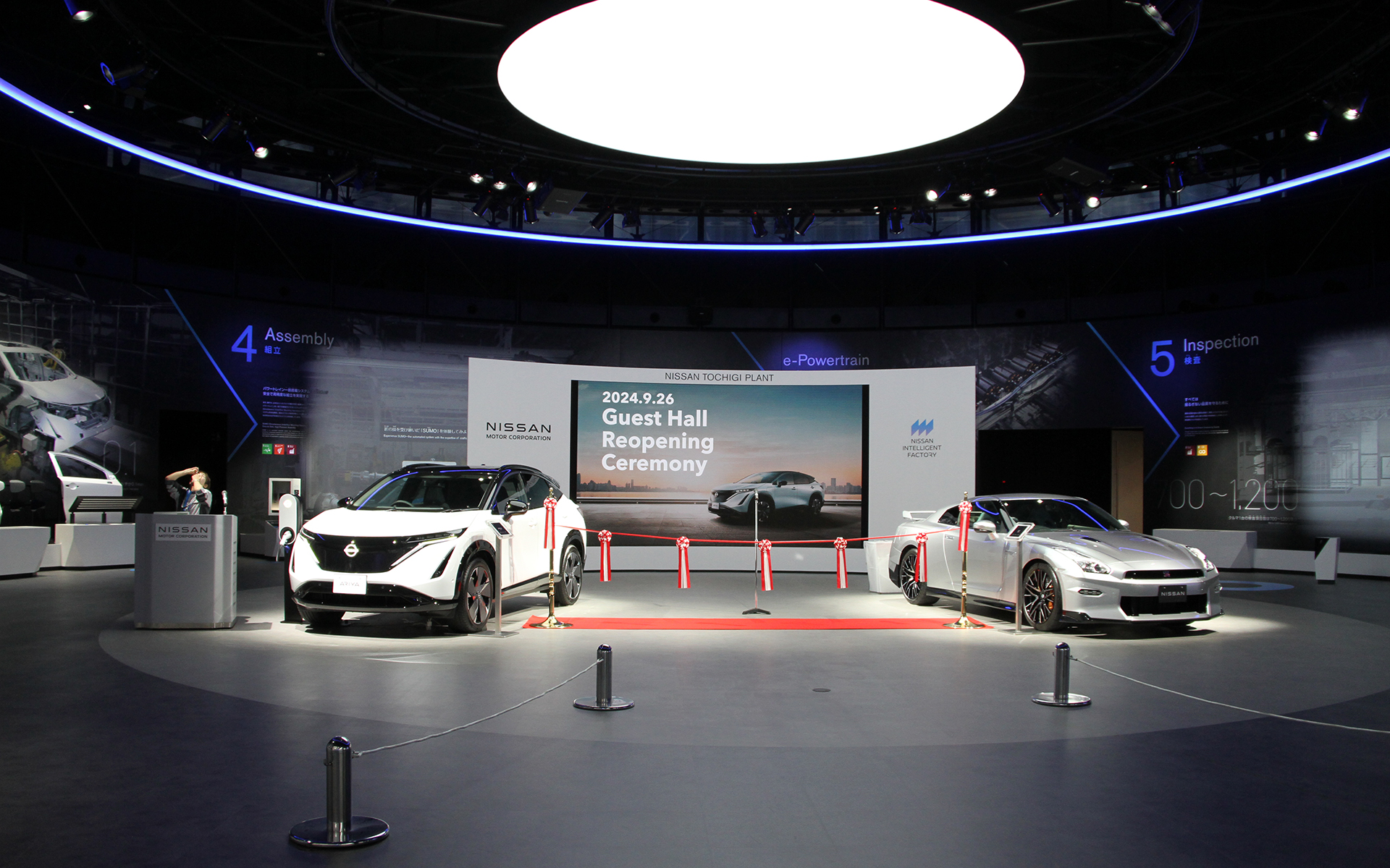 4月からリニューアル工事を開始し、リニューアルオープンに至った工場見学者用ゲストホール。ホール内では随所に電動化をイメージしたブルーカラーを取り入れている