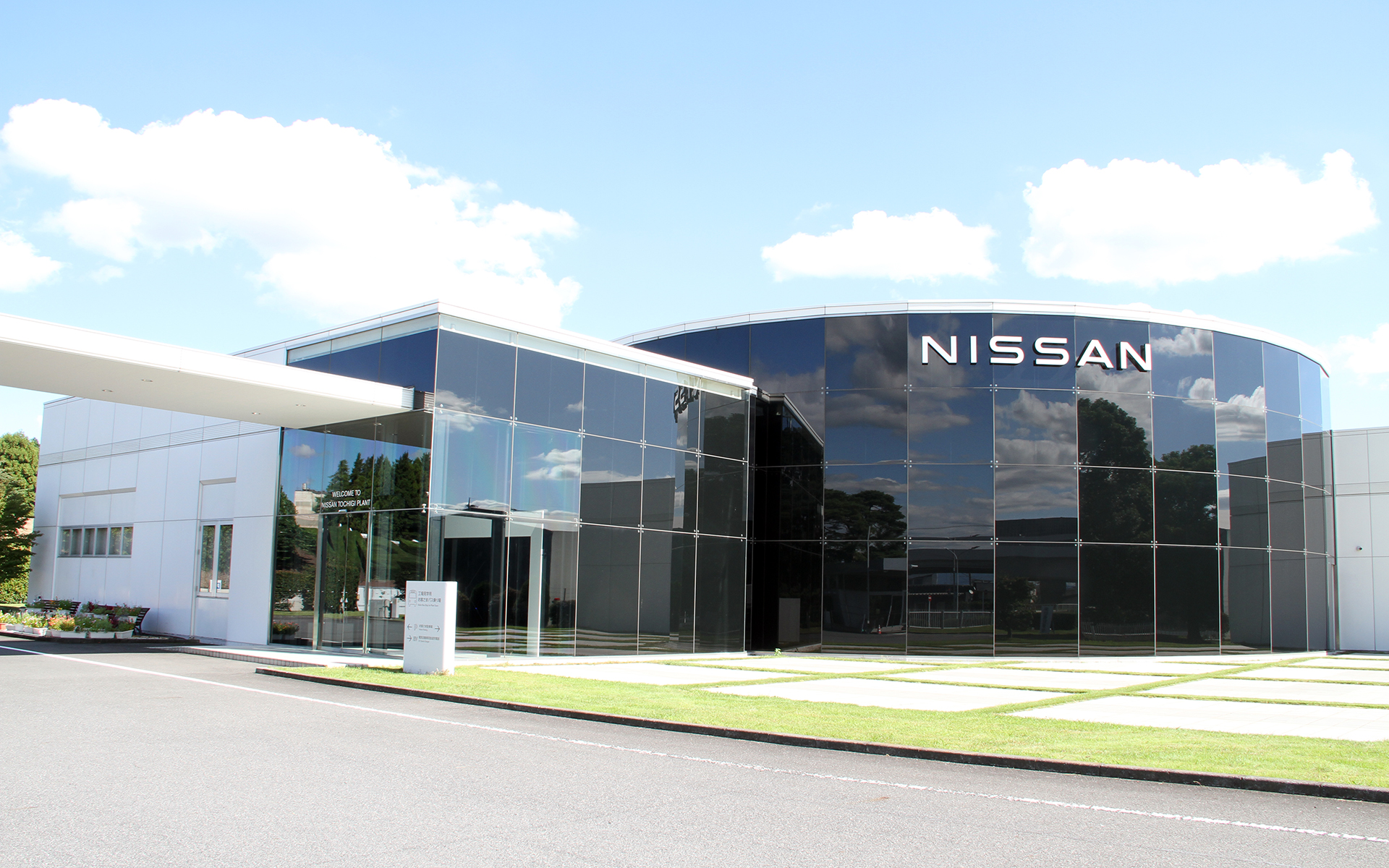 4月からリニューアル工事を開始し、リニューアルオープンに至った工場見学者用ゲストホール。ホール内では随所に電動化をイメージしたブルーカラーを取り入れている