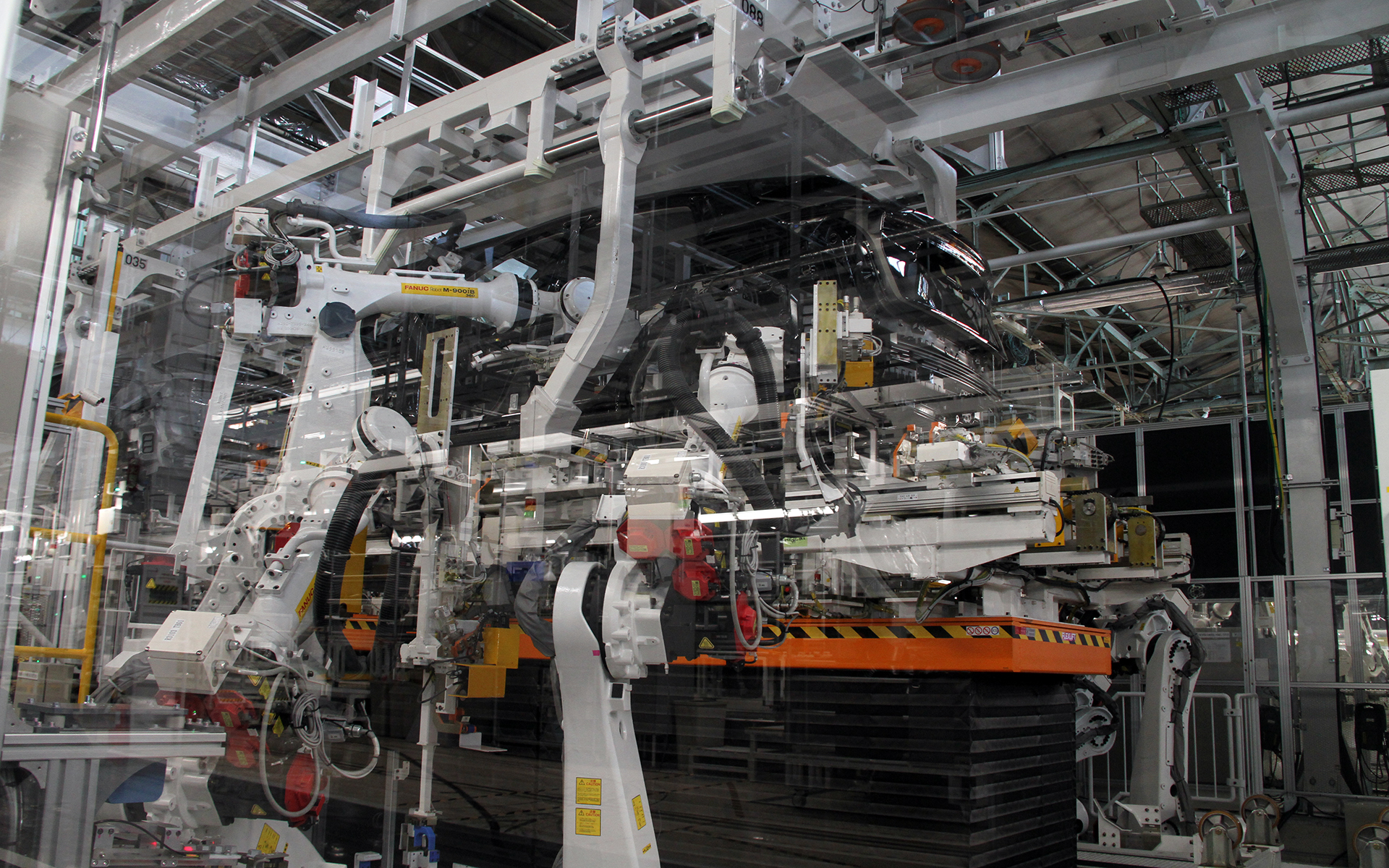 オープニングセレモニーの開催に合わせてニッサン インテリジェント ファクトリーの見学も。写真はSUMOで全車共通のパレットでパワートレーンユニットを組み込むところ。五月女工場長いわく、組立工程における自動化率はまだ1ケタ程度とのことだが、上を向きながら作業をするといったつらい作業の部分をSUMOが担うことで負担軽減ができたという