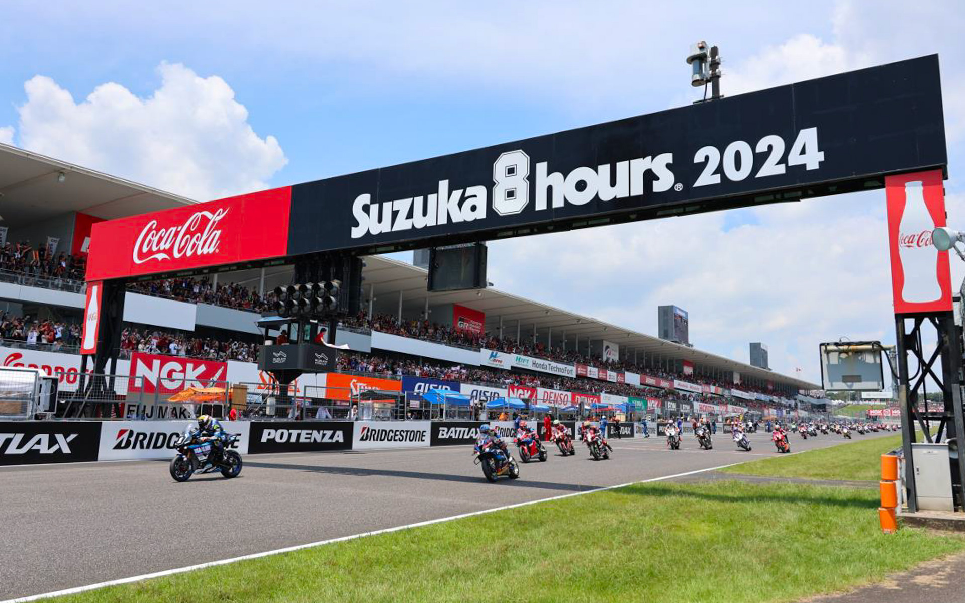 2024年鈴鹿8耐決勝レーススタートの様子