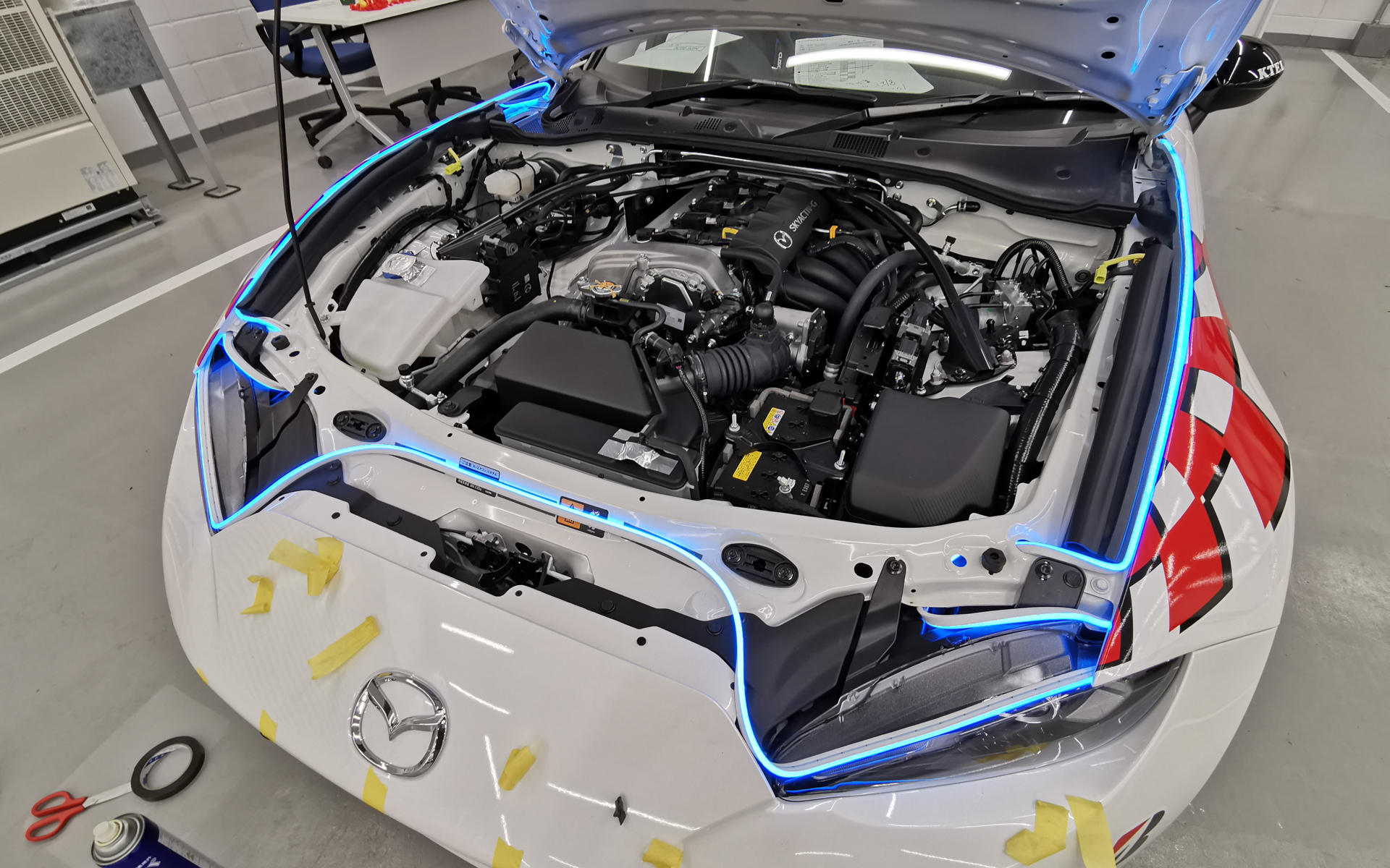 メディア4耐に参戦したロードスターのイルミネーション取り付け作業中の写真です