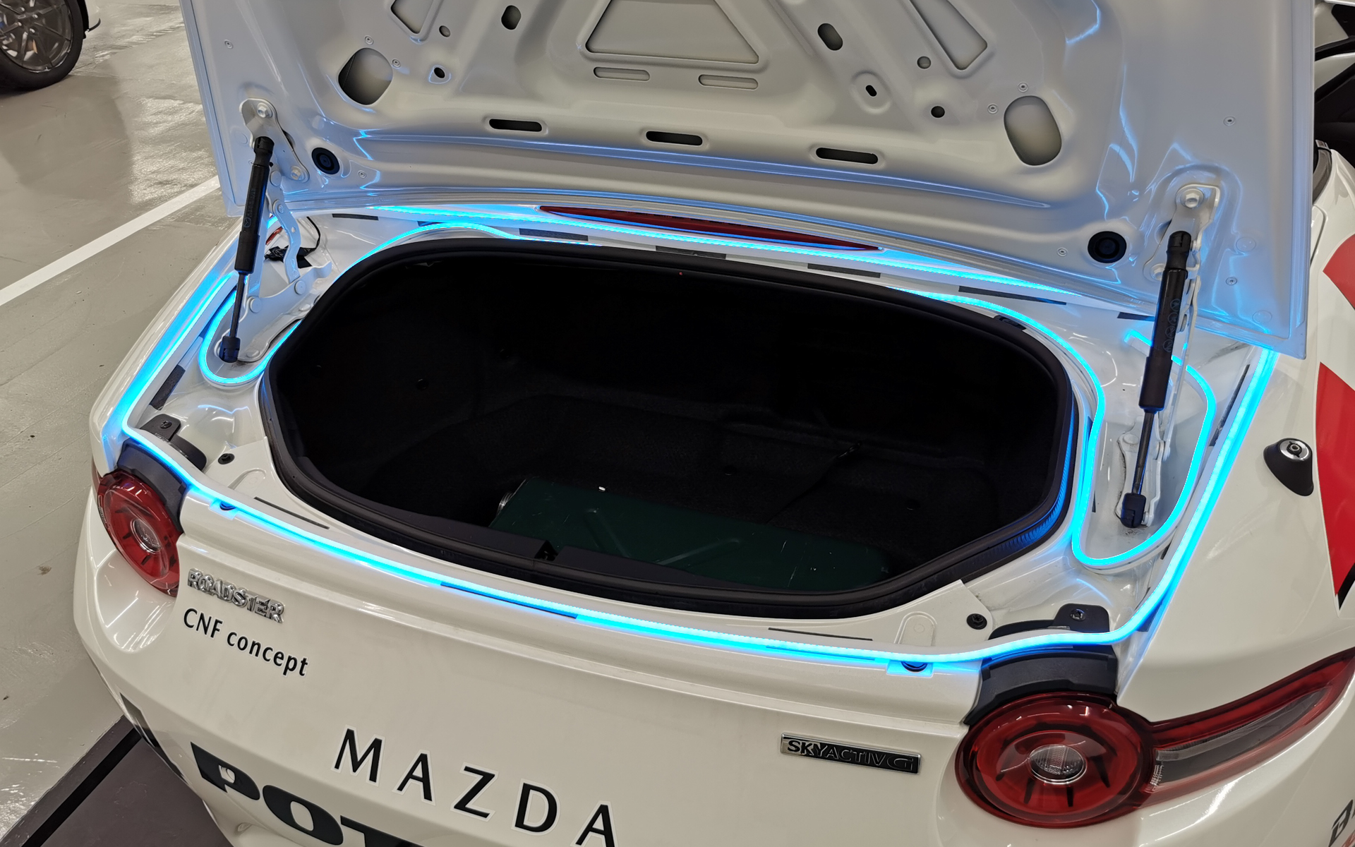 トランクを開けた状態の配線