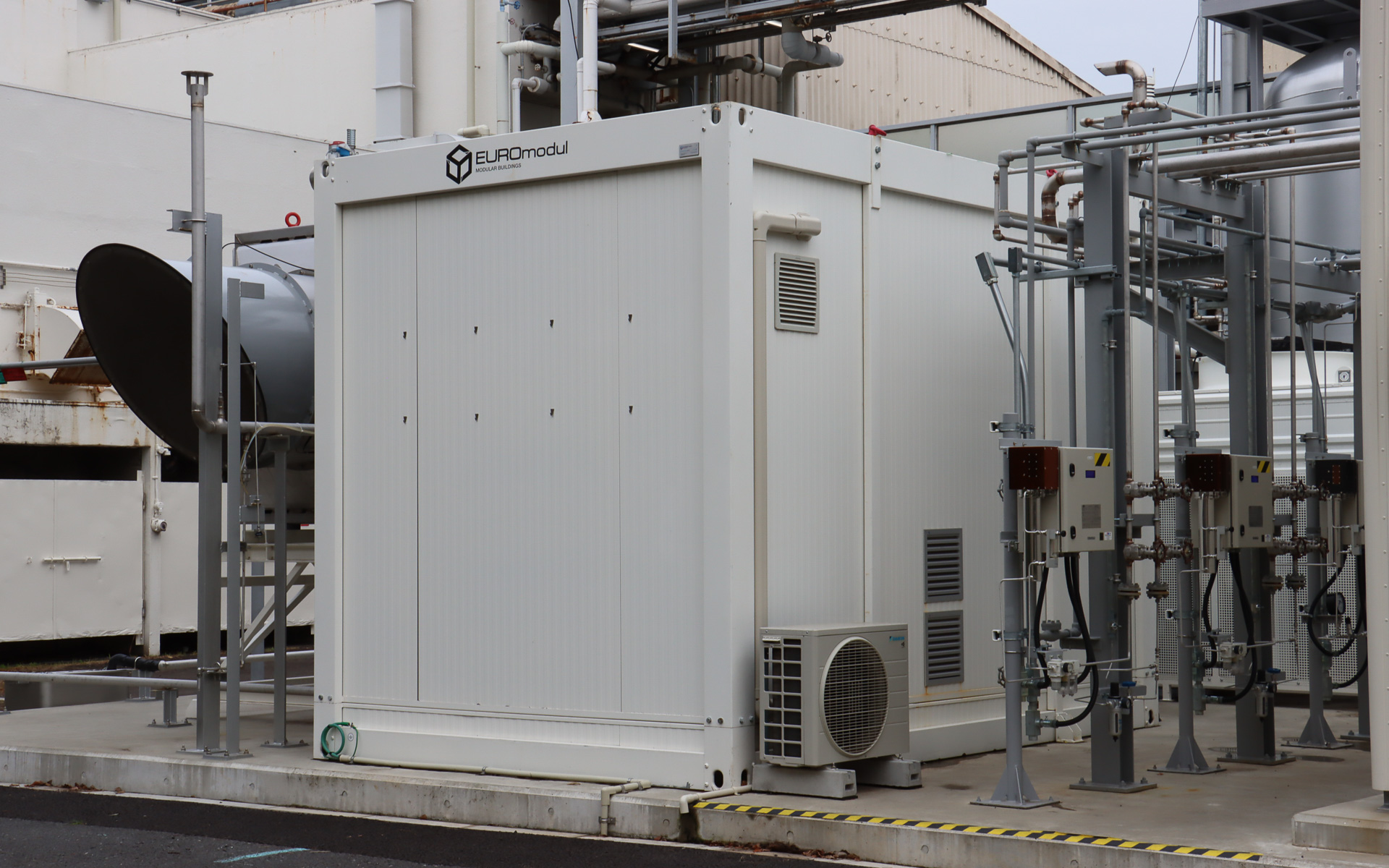 大気中からCO2を回収するDAC（Direct Air Capture）は、スイスのクライムワークス製を採用