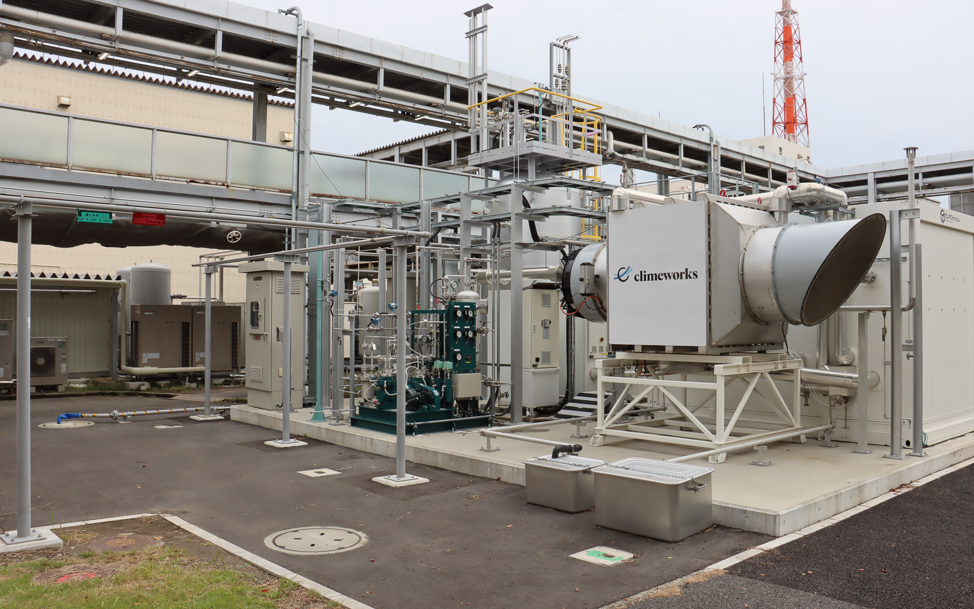 原料供給エリアで製造された水素とCO2は別々のパイプで次の工程に送られる