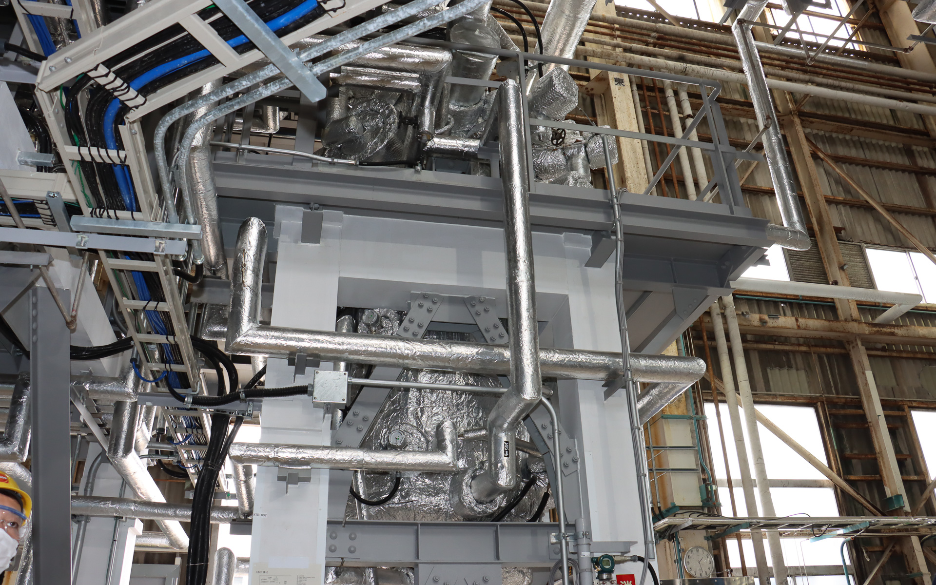 中央に立つシルバーの筒がFT反応設備。粉末状のFT触媒が効率よく反応できるよう、内部で撹拌が行なわれている