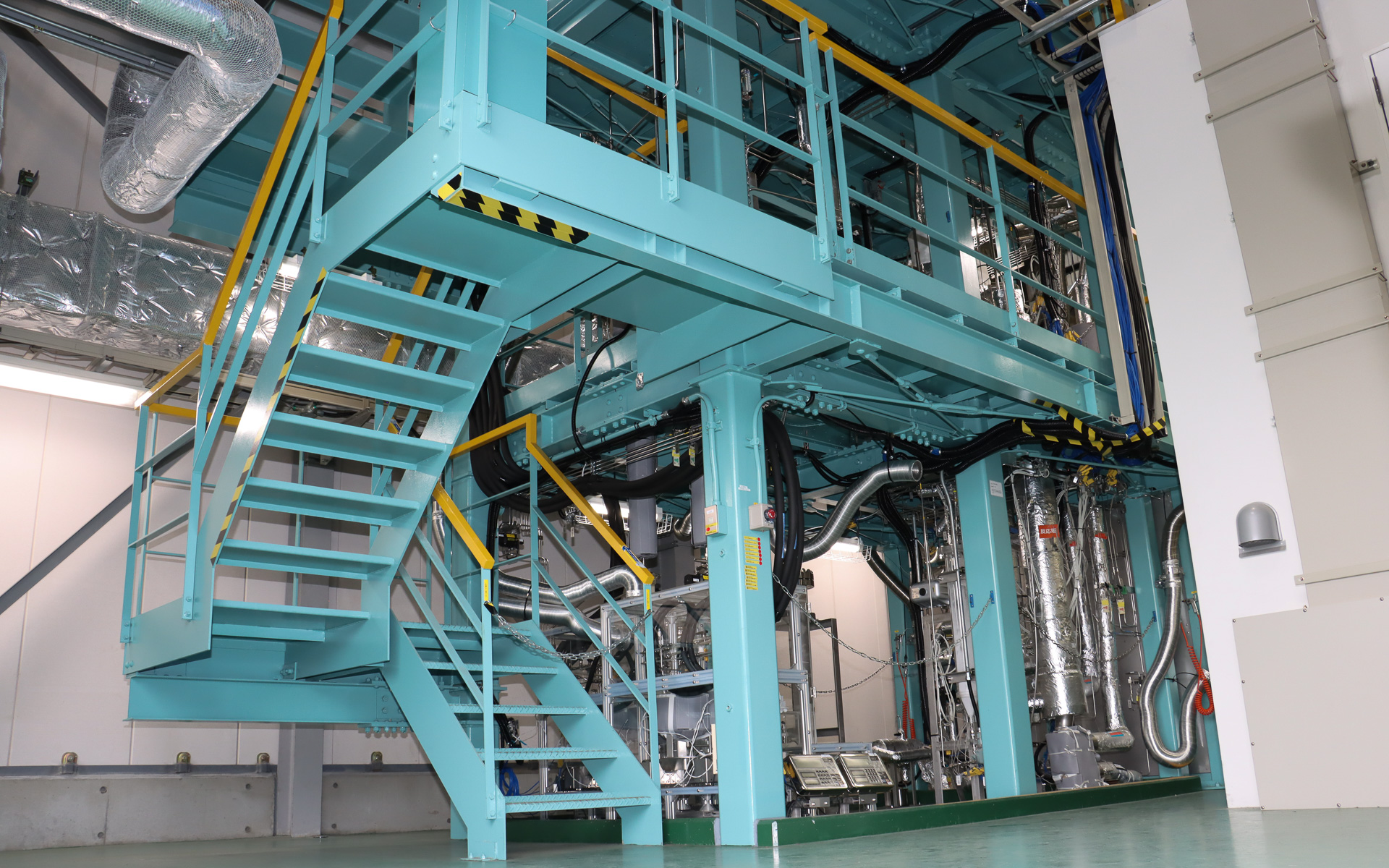 合成粗油をガソリンや軽油、ジェット燃料などに分けて製品化する「製品化設備」