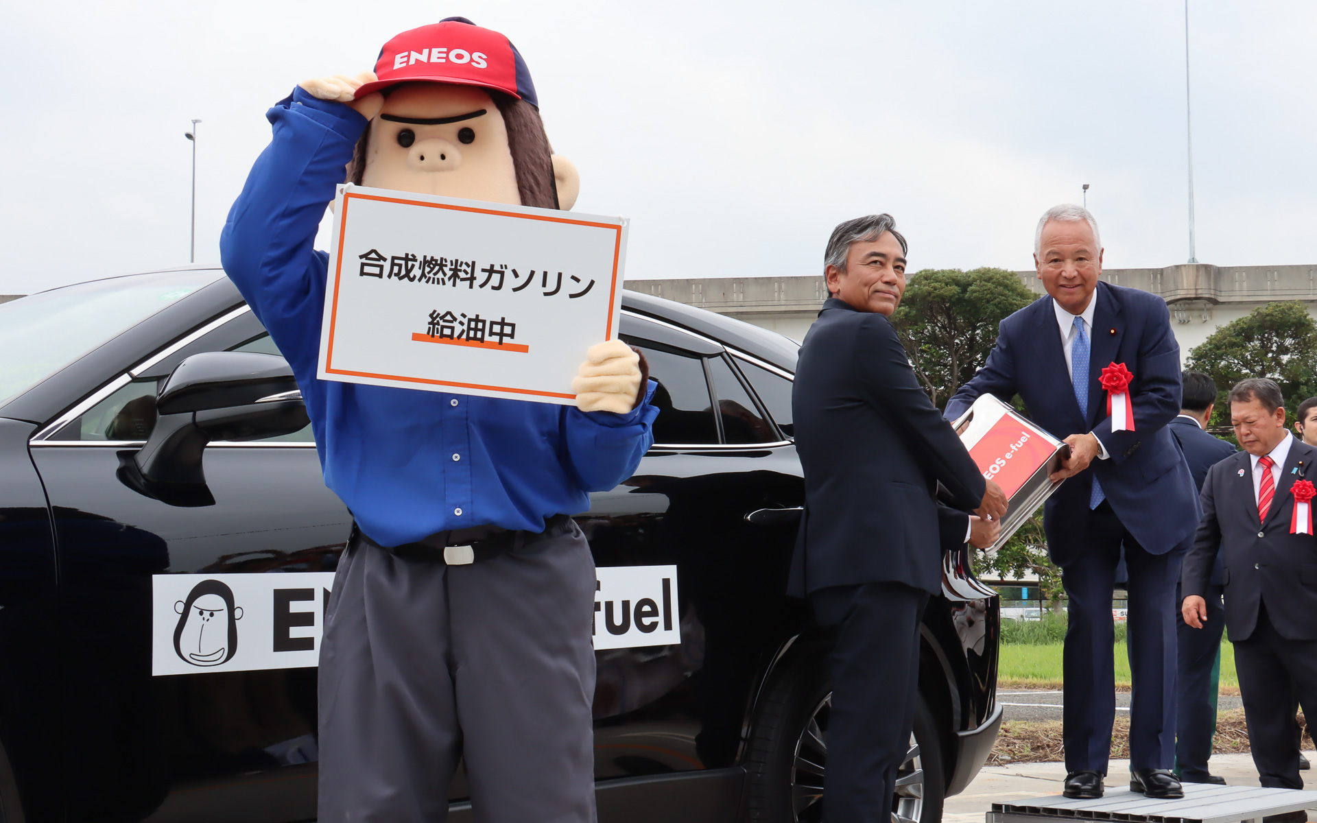 甘利議員と宮田社長による合成燃料の給油デモ