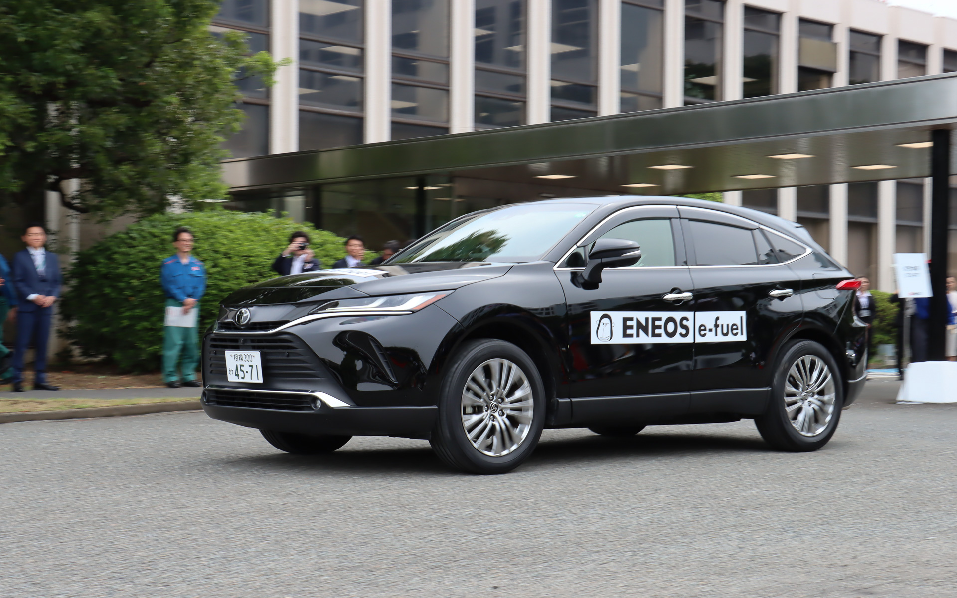 甘利議員による走行体験シーン