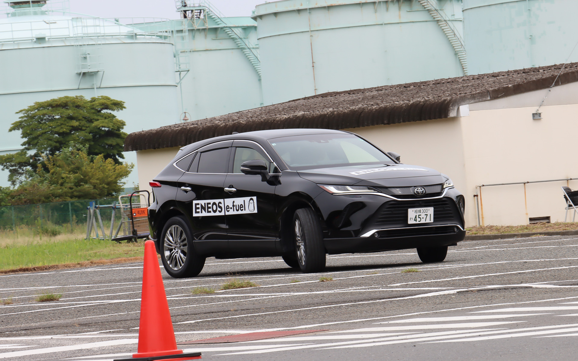 甘利議員による走行体験シーン