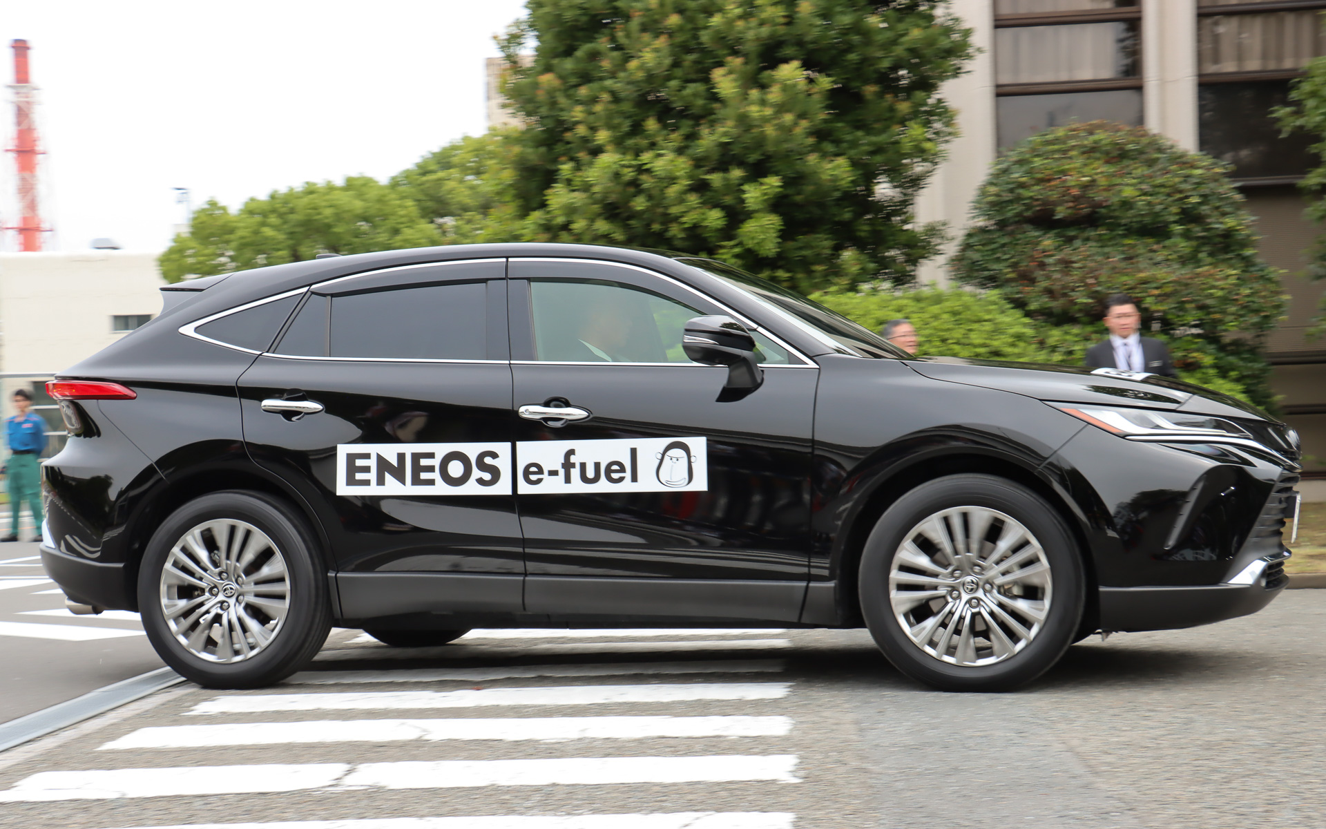 甘利議員による走行体験シーン