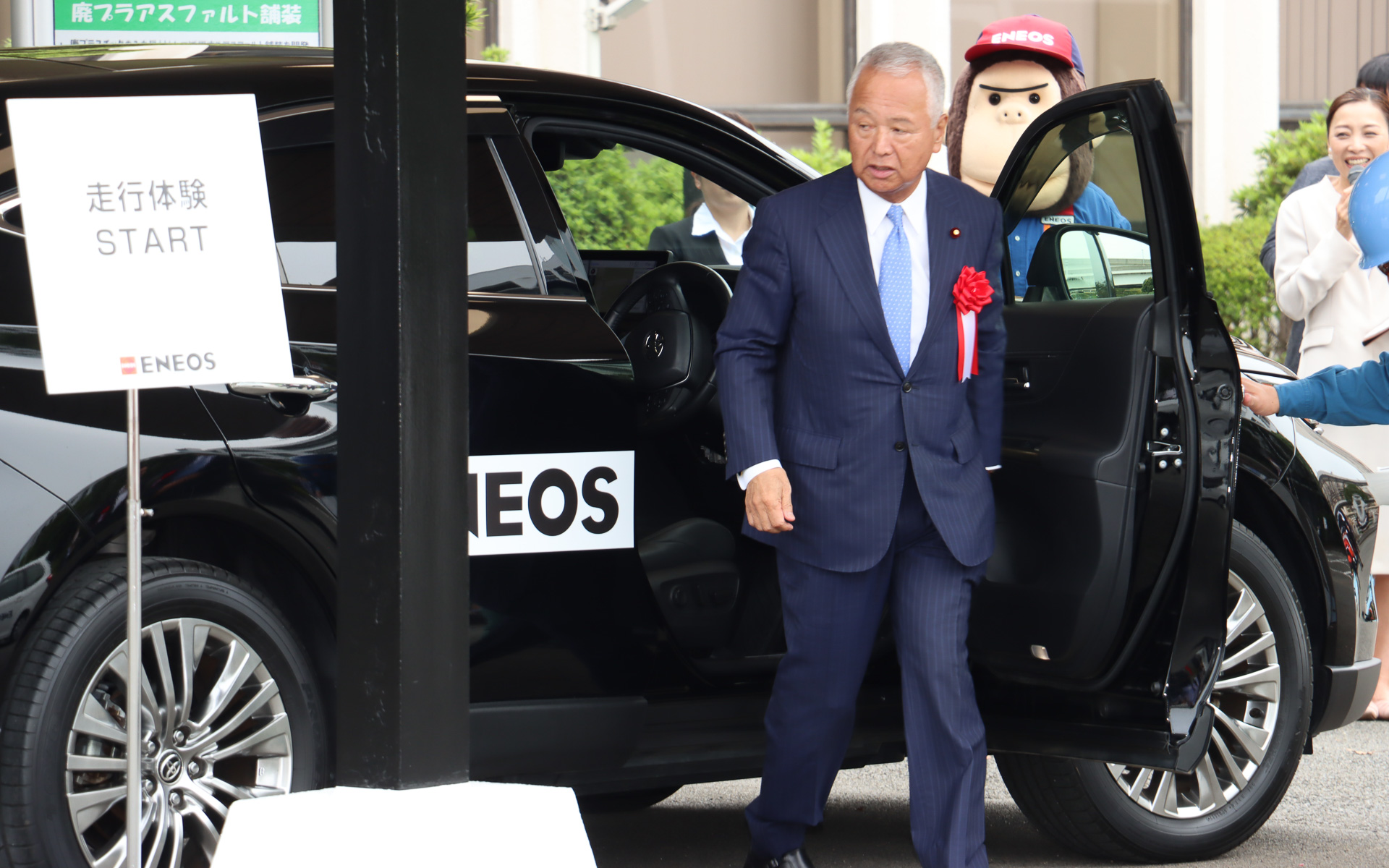 甘利議員による走行体験シーン