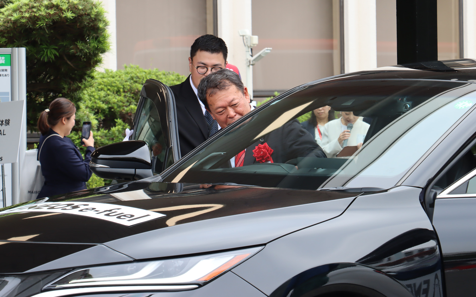 走行体験のためハリアーに乗り込む梶山議員