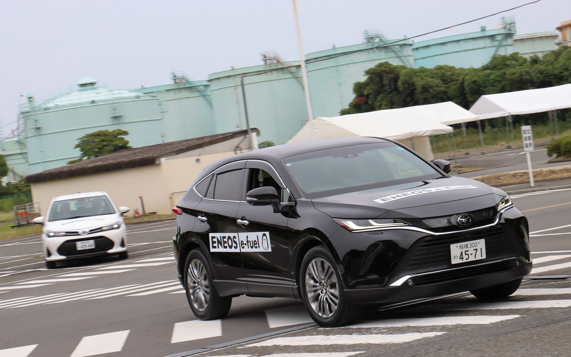 ENEOS中央技術研究所の入り口近くにある駐車場を使った周回コースで走行体験を実施