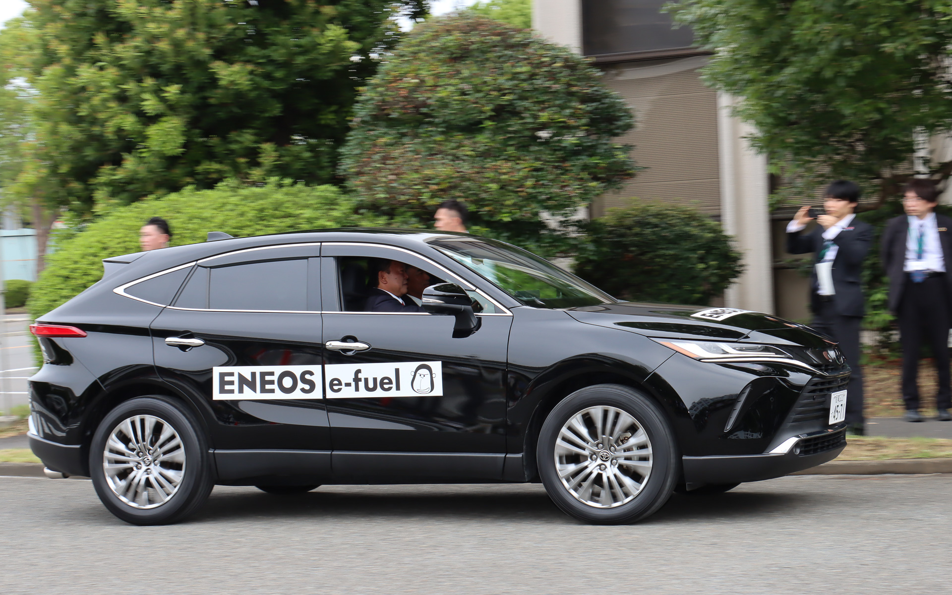 梶山議員と大岡議員は同時にコースインして走行体験を行なった