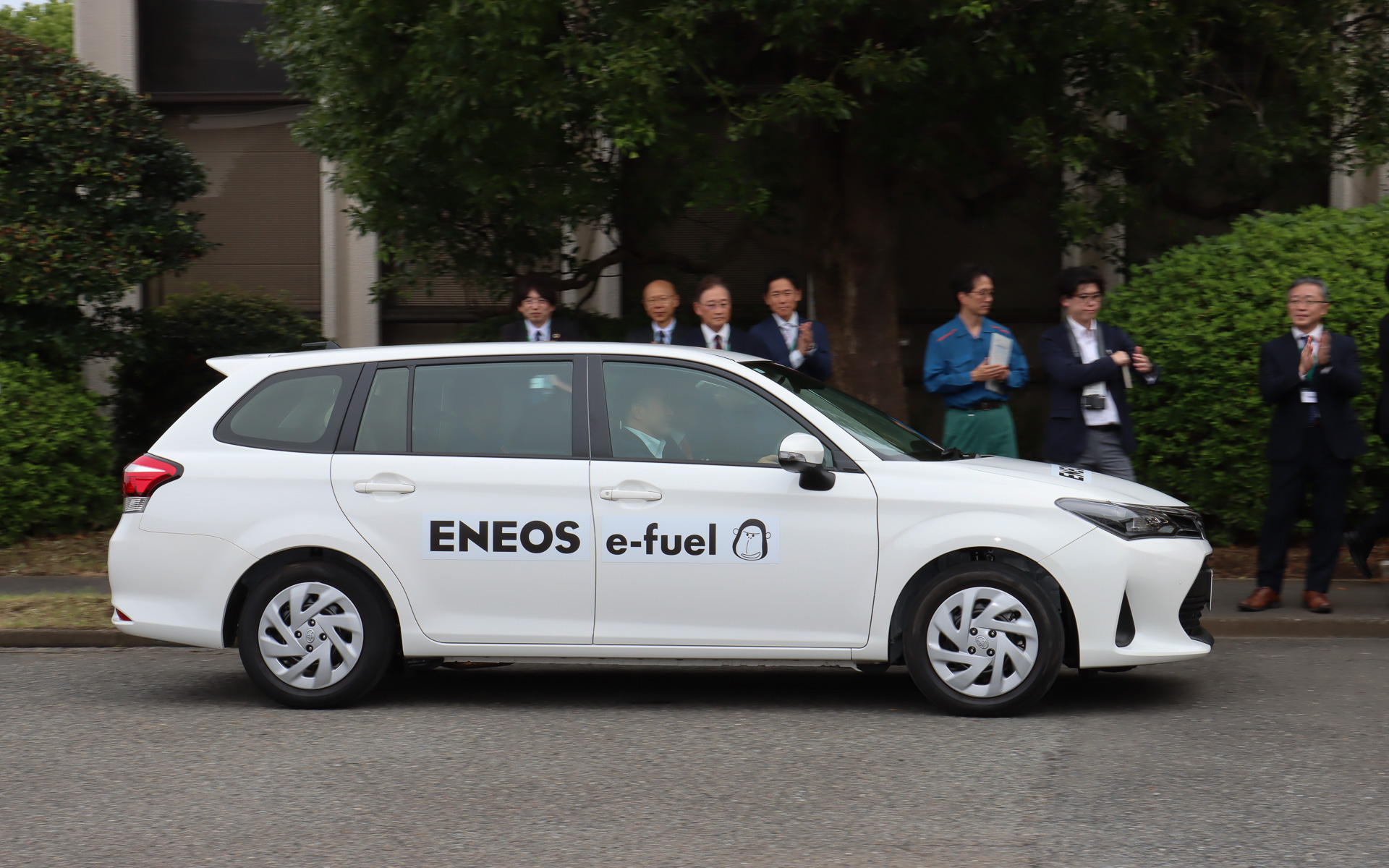 梶山議員と大岡議員は同時にコースインして走行体験を行なった