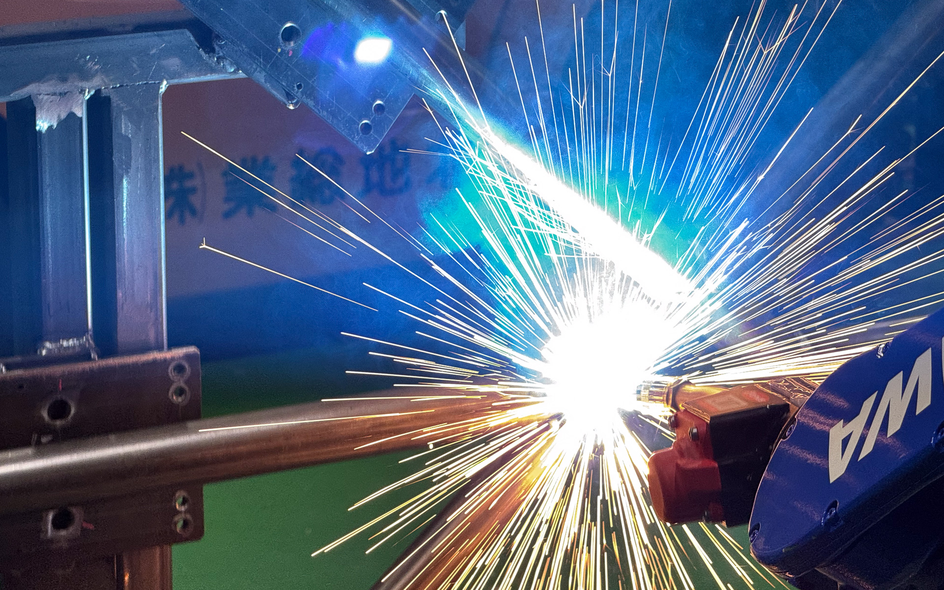 アーク溶接新技術「SFA」を行なう安川電機のロボット