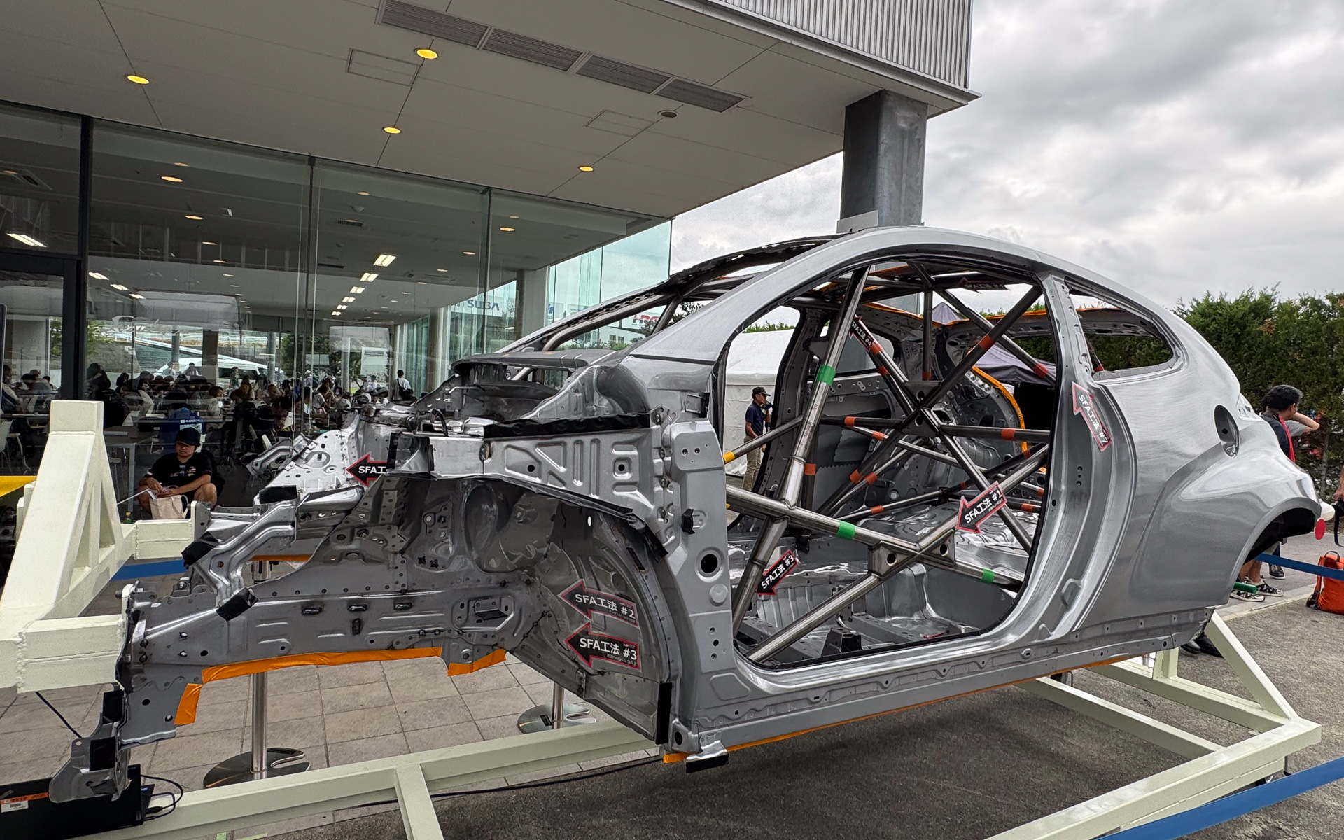 鈴鹿サーキット「SUZUKA-ZE」前に展示されたGRヤリスのホワイトボディ。アーク溶接新技術「SFA」が採用されている