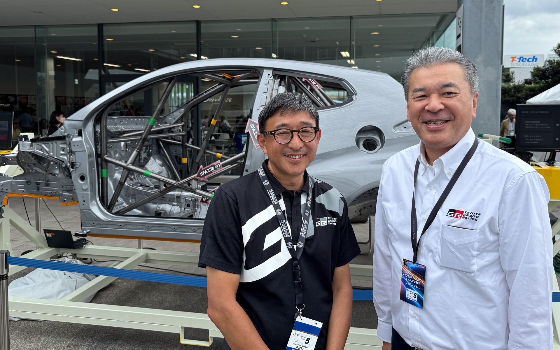 展示エリアで説明にあたっていたトヨタ自動車 GAZOO Racing Company GR車両開発部 GRZ ZR1 主査 川喜田篤史氏（左）と、鈴鹿を視察に訪れたトヨタ自動車 副社長兼Chief Technology Officer 中嶋裕樹氏