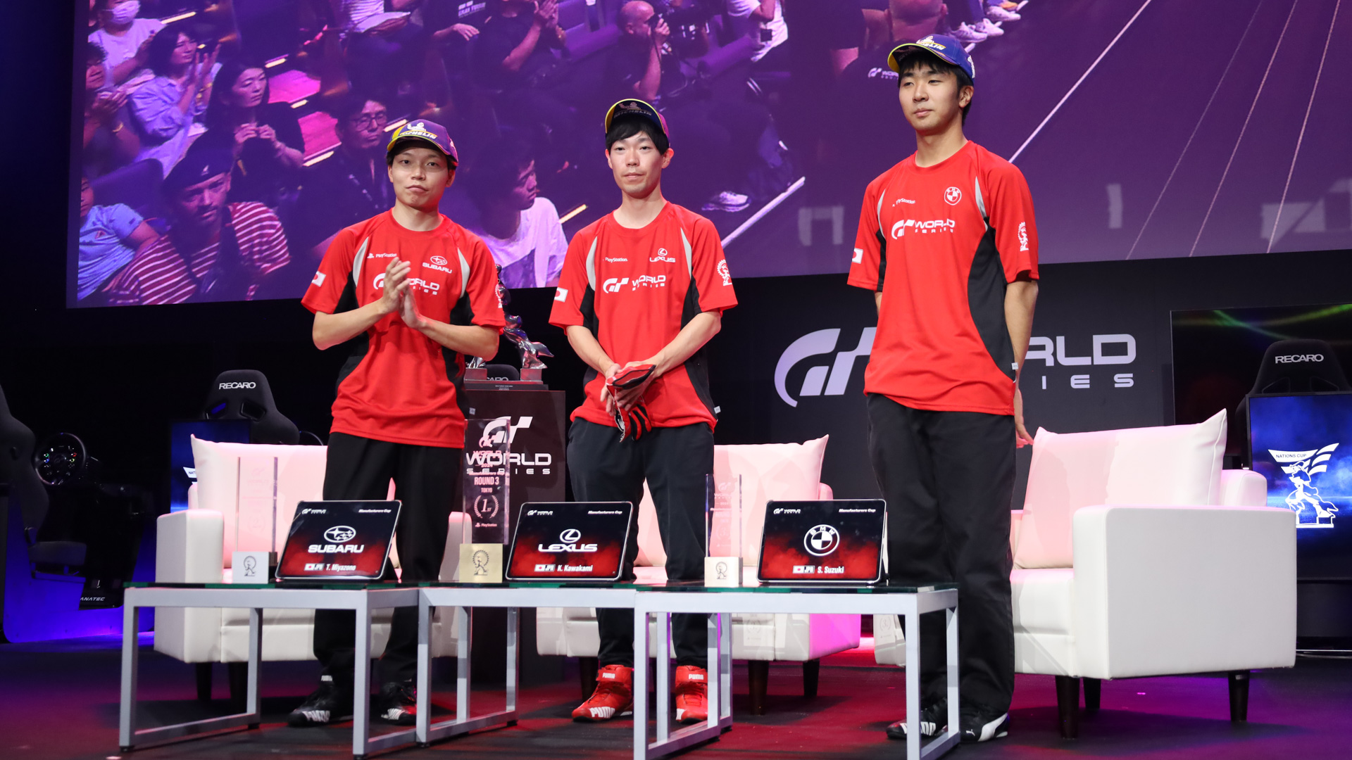東京大会のマニュファクチャラーズカップ、スバルの宮園拓真選手（左）が2位、レクサスの川上奏選手（中央）が優勝、BMWの鈴木聖弥選手（右）が3位