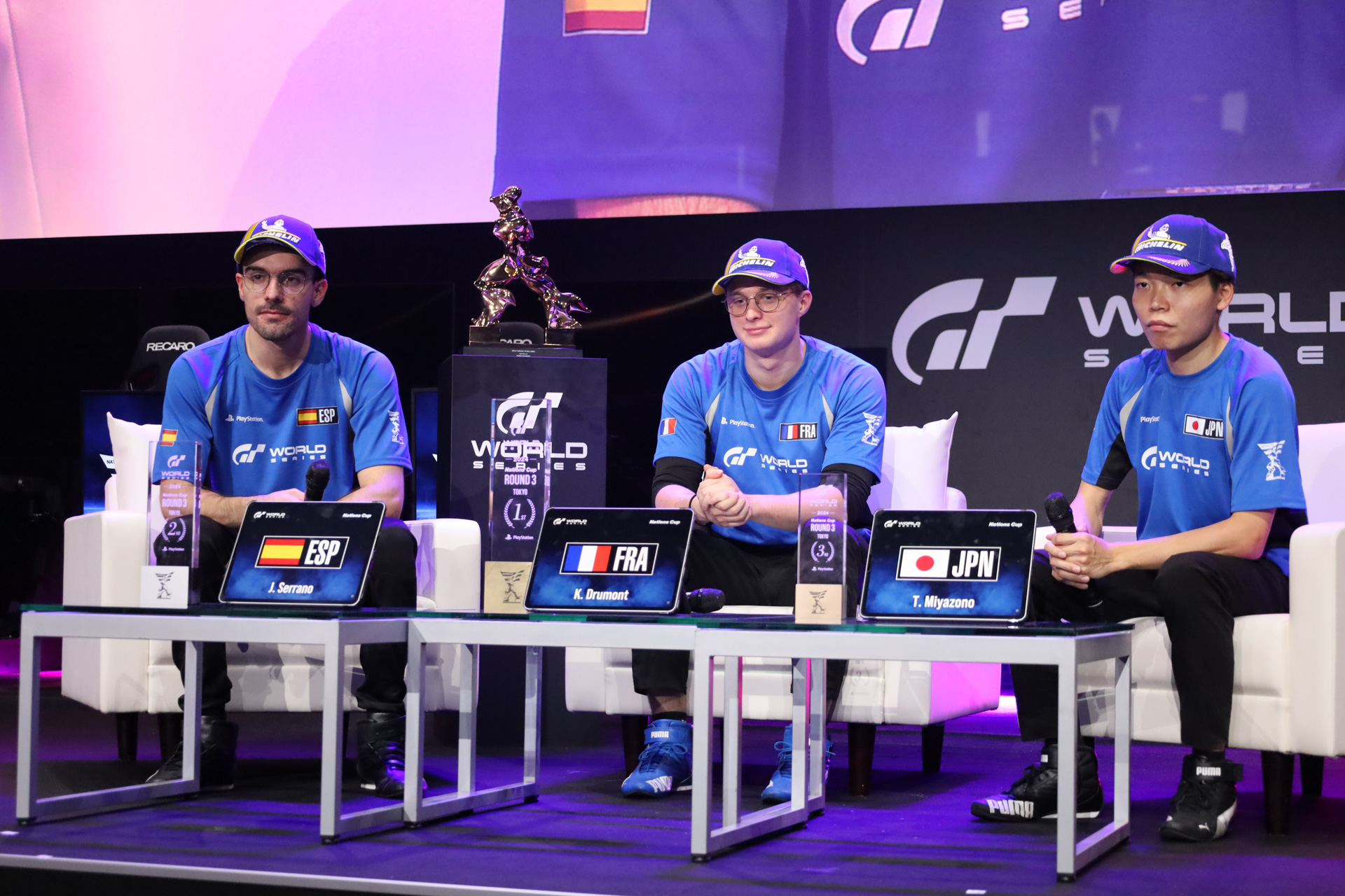 「ネイションズカップ」東京大会の表彰台に登った、2位のスペインのホセ・セラーノ選手（左）、優勝したフランスのキリアン・ドルモン選手（中央）、3位の日本の宮園拓真選手（右）